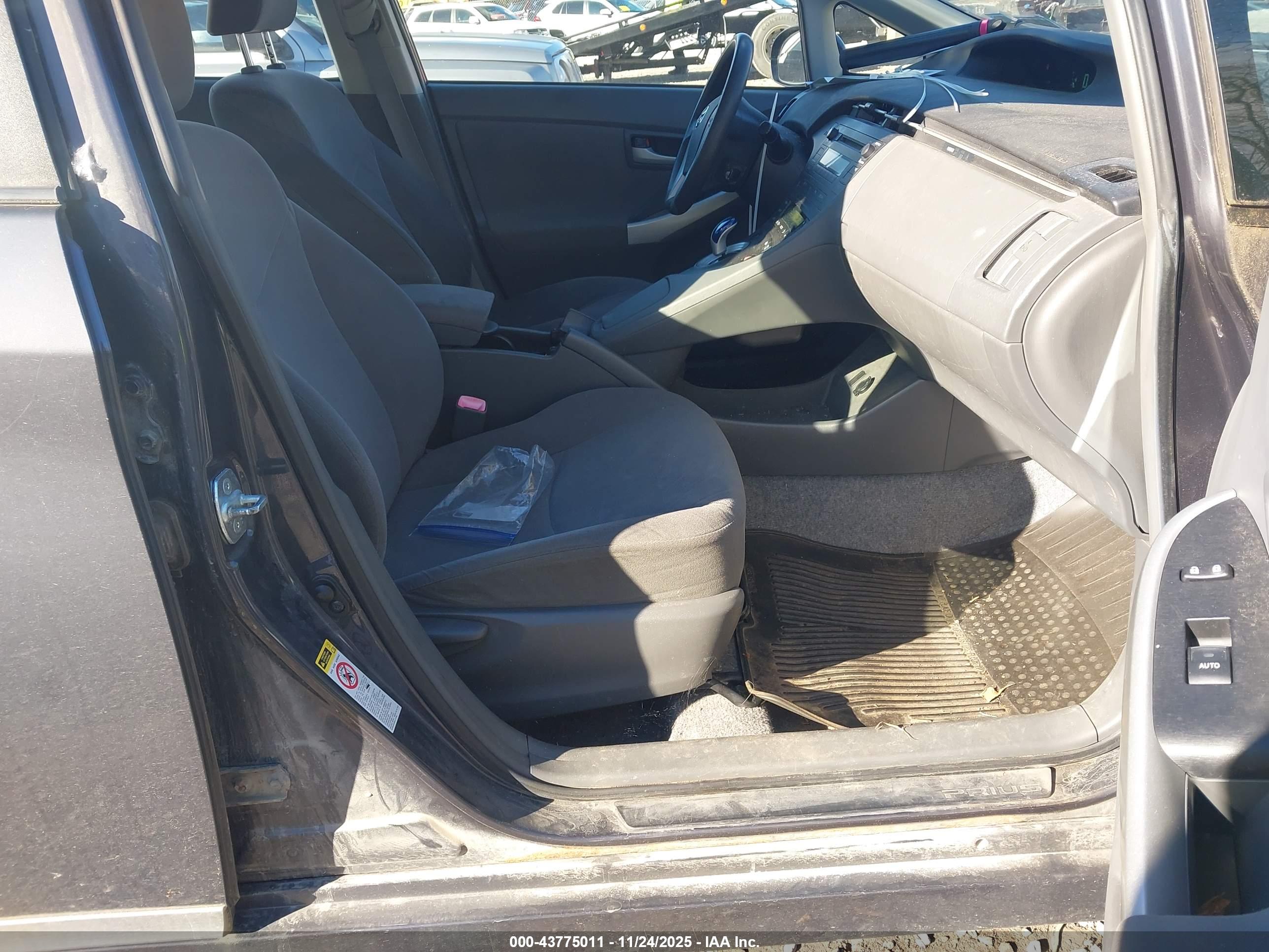 TOYOTA PRIUS image 5
