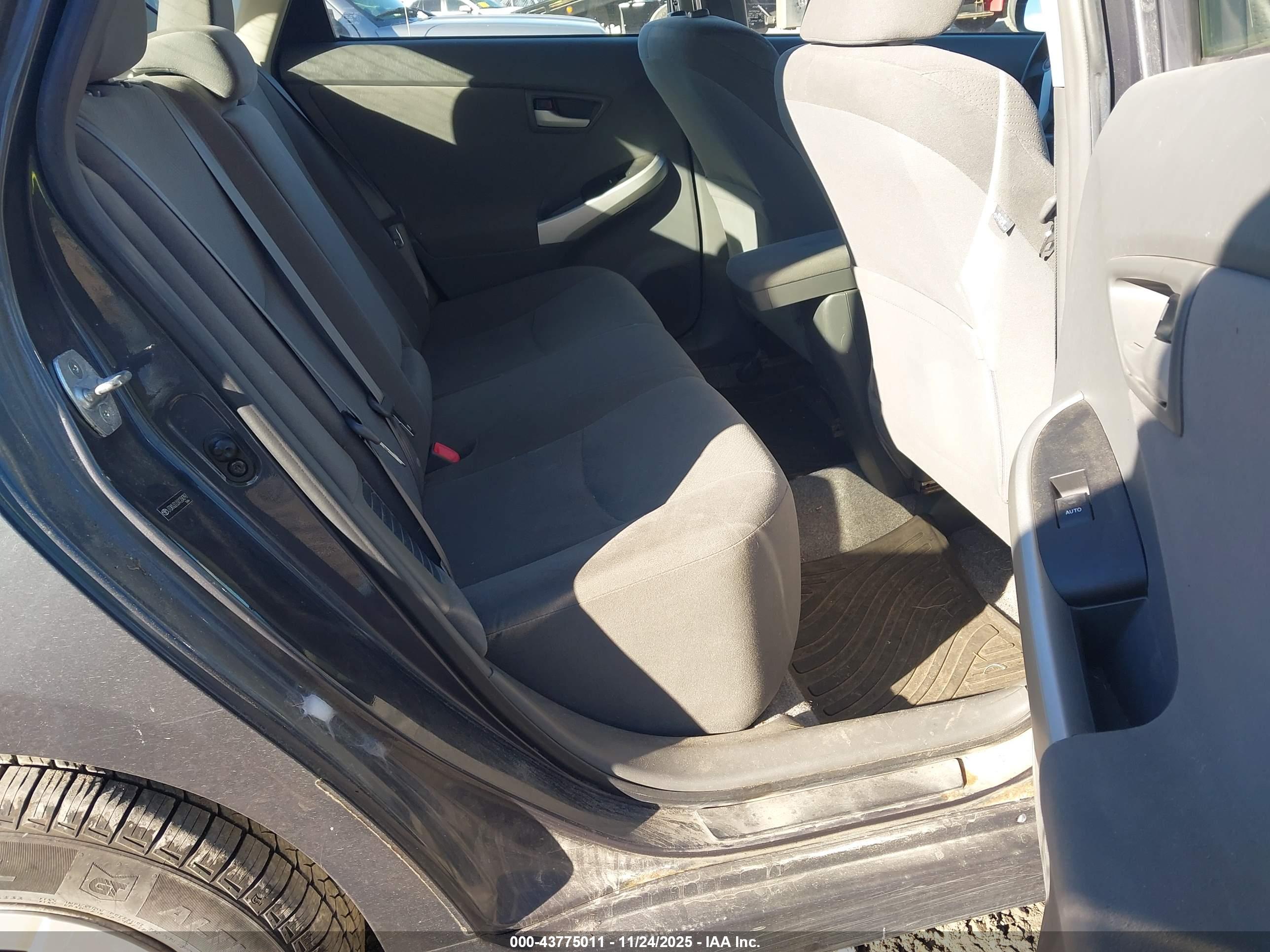 TOYOTA PRIUS image 8