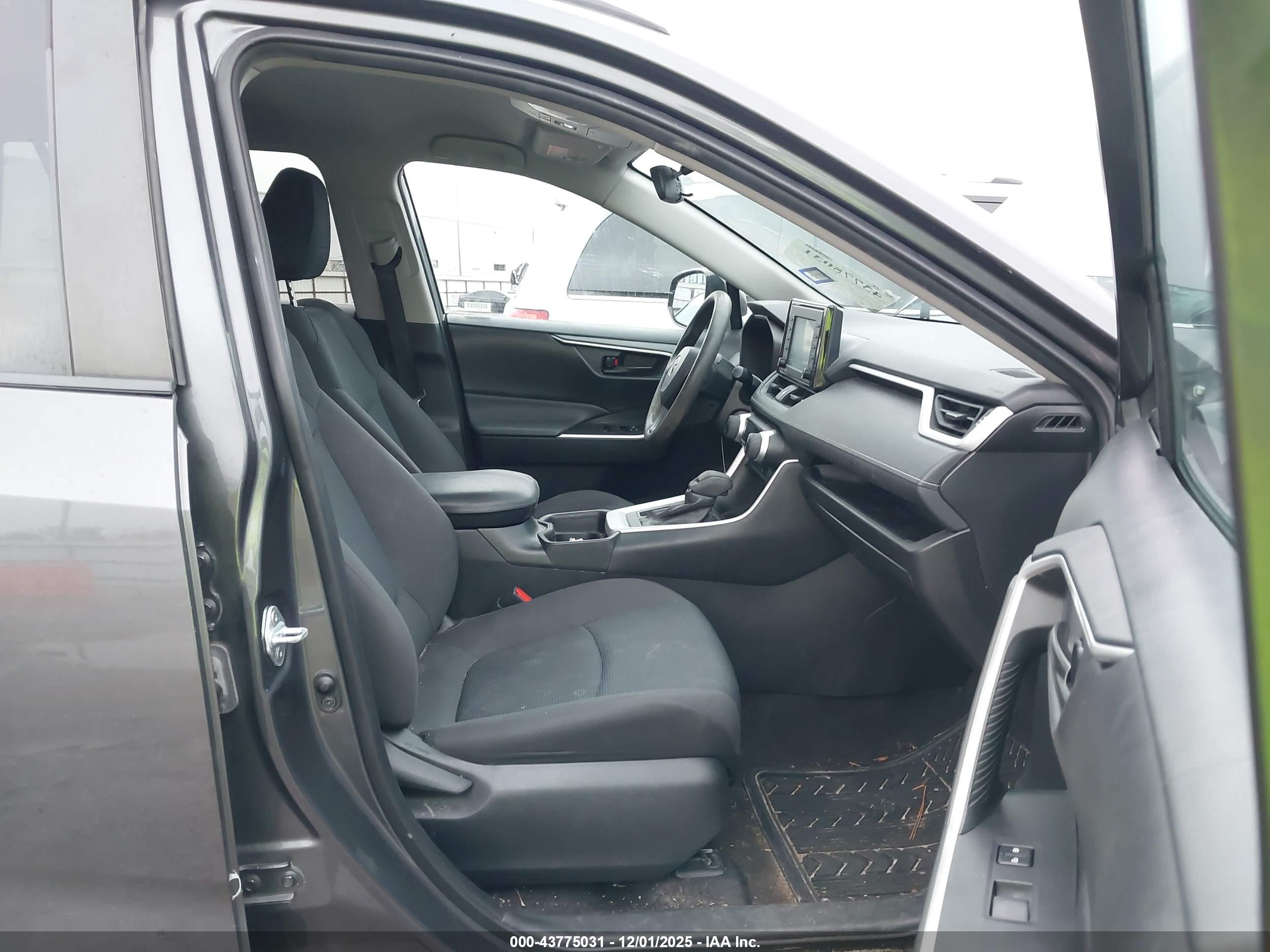 TOYOTA RAV4 image 5
