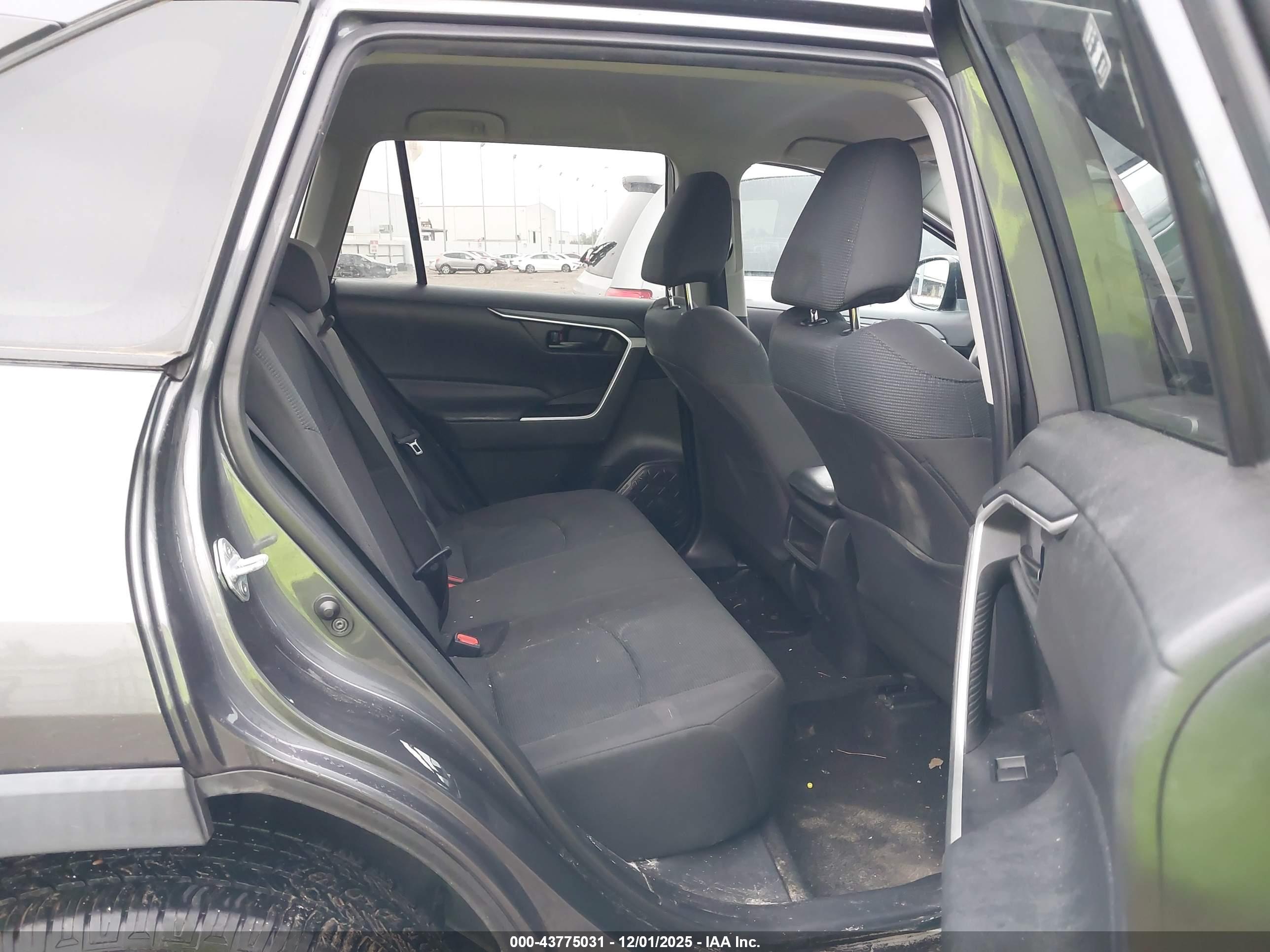 TOYOTA RAV4 image 8