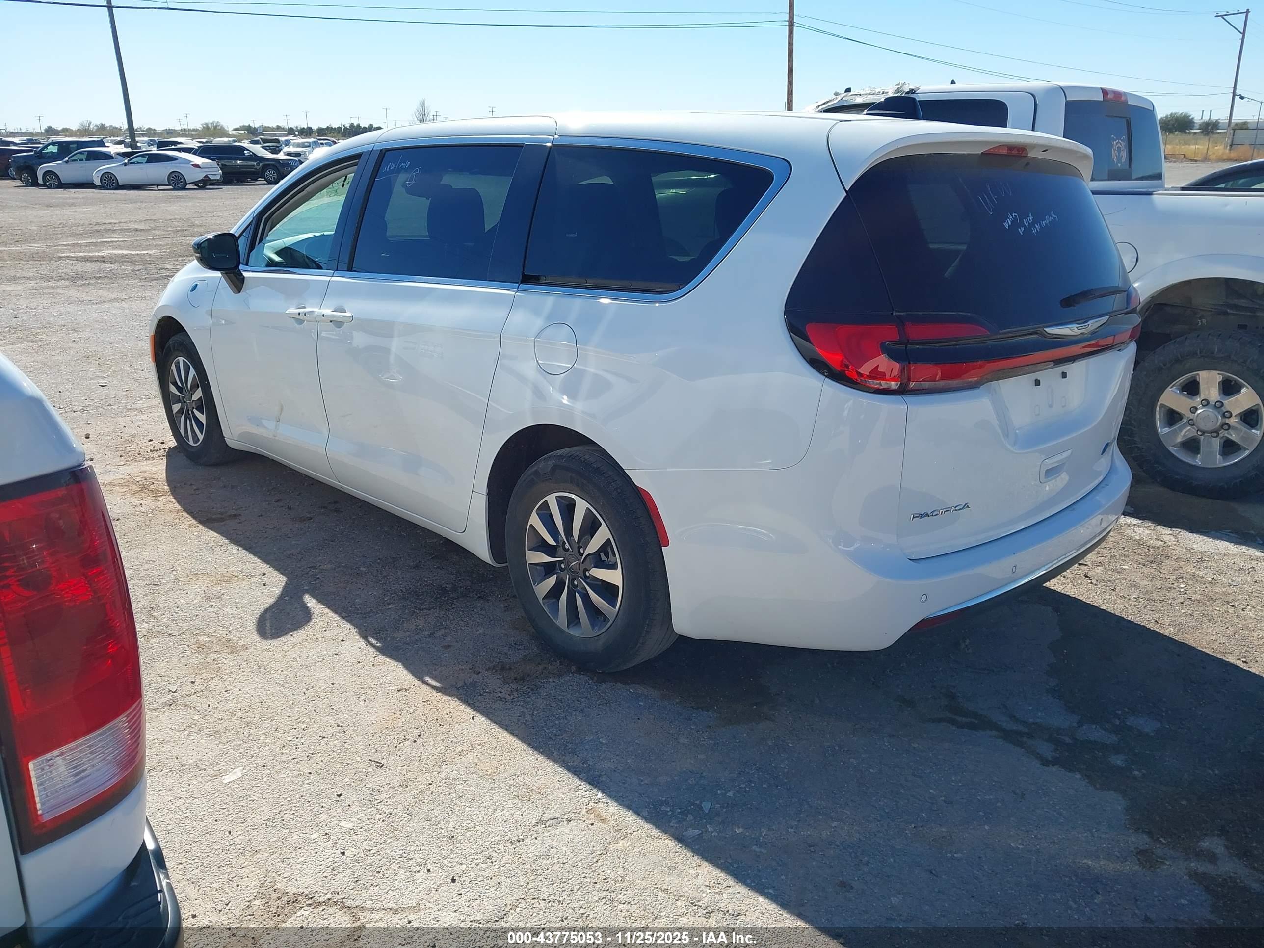 CHRYSLER PACIFICA image 3