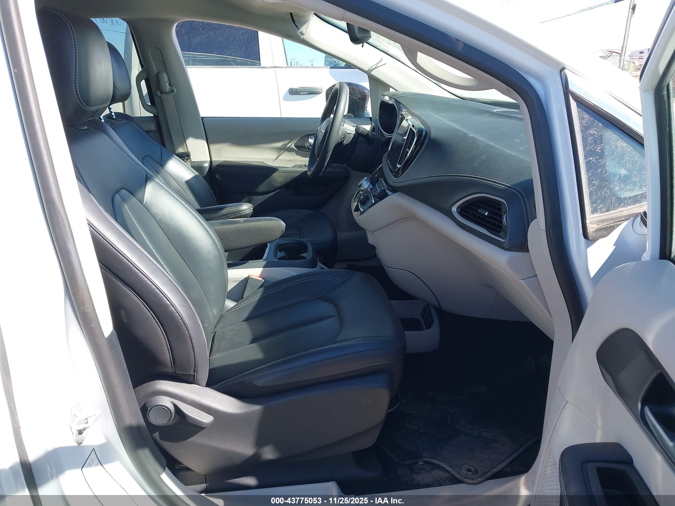 CHRYSLER PACIFICA image 5
