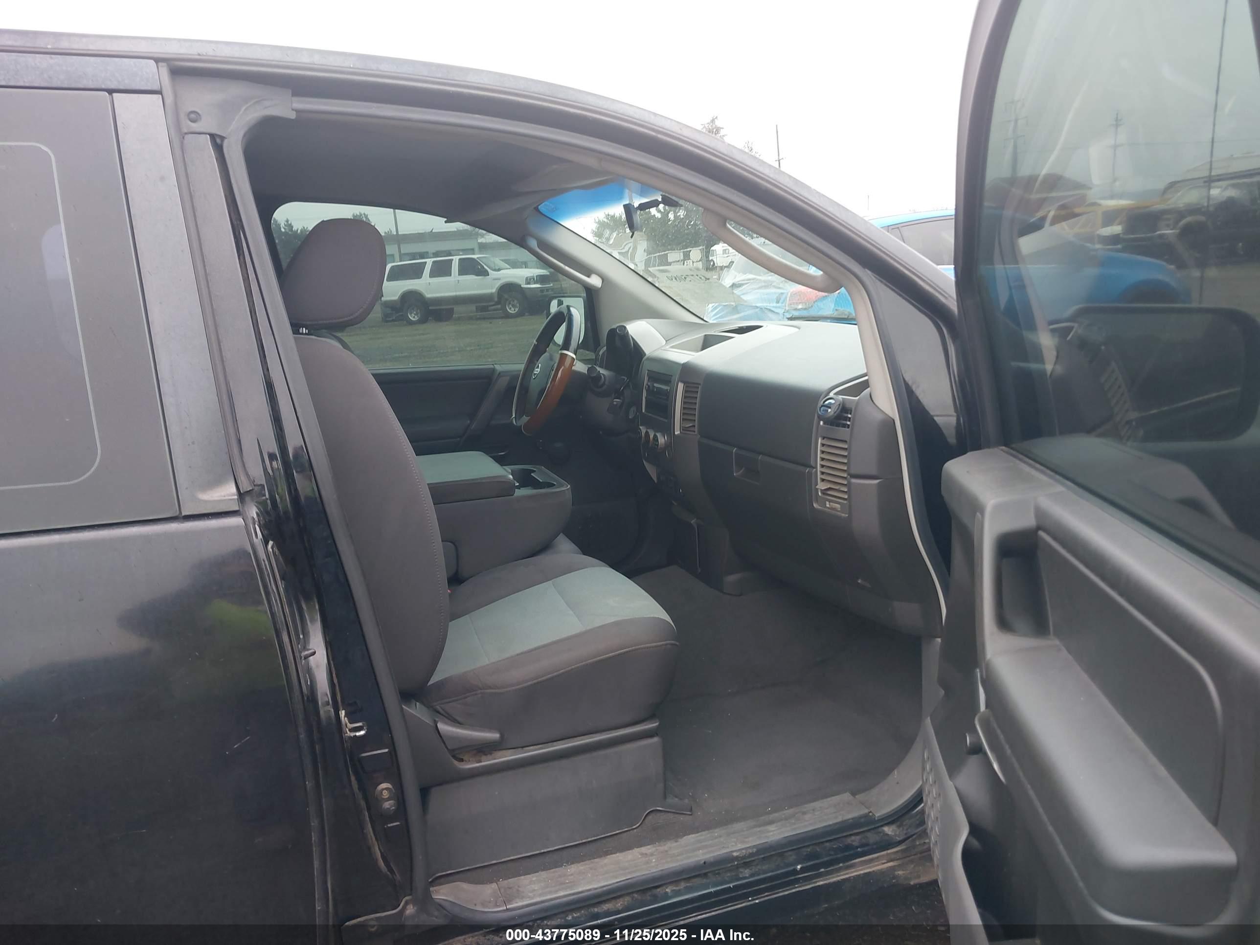 NISSAN TITAN image 5