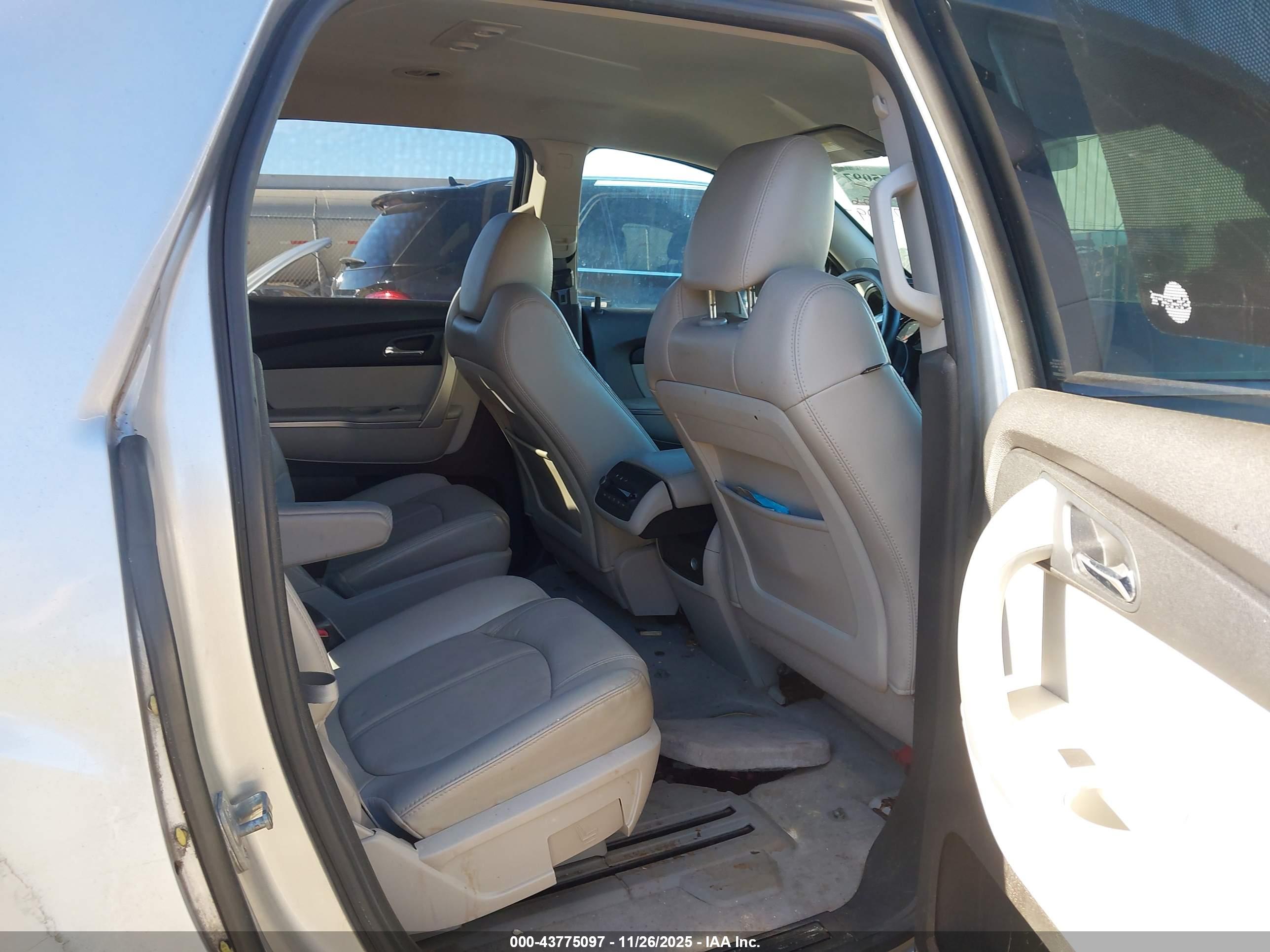 GMC ACADIA image 8