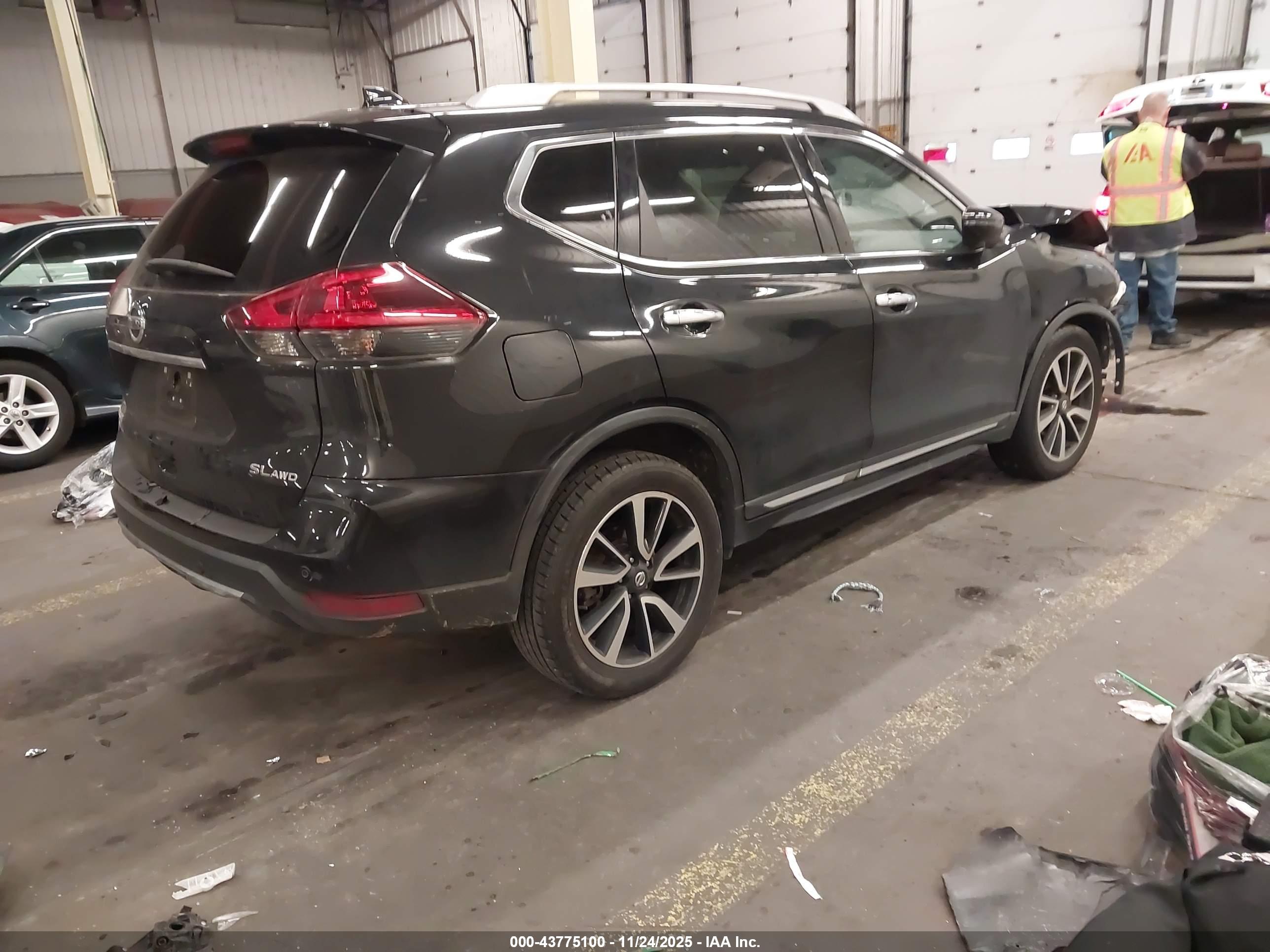 NISSAN ROGUE image 4