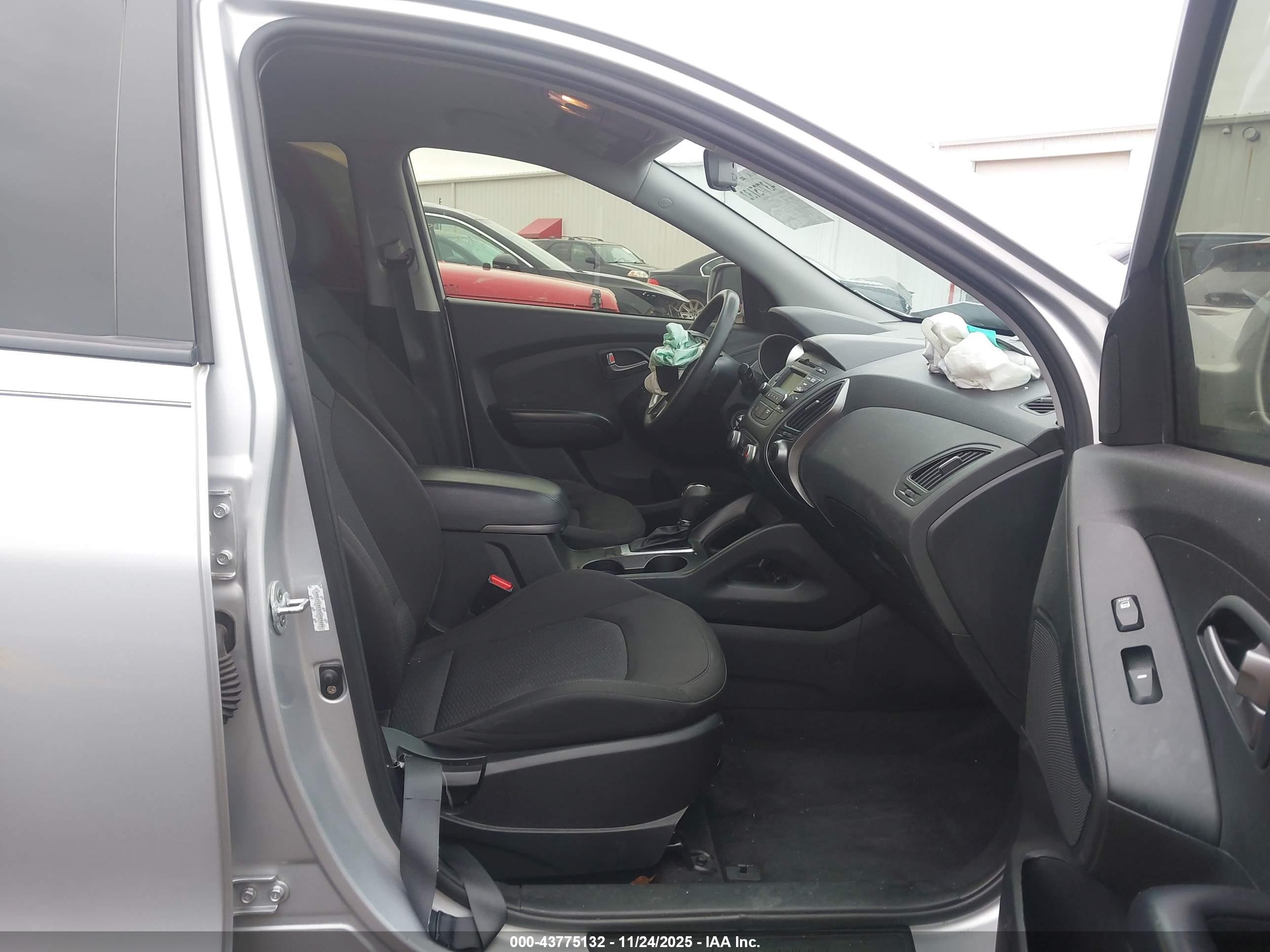 HYUNDAI TUCSON image 5