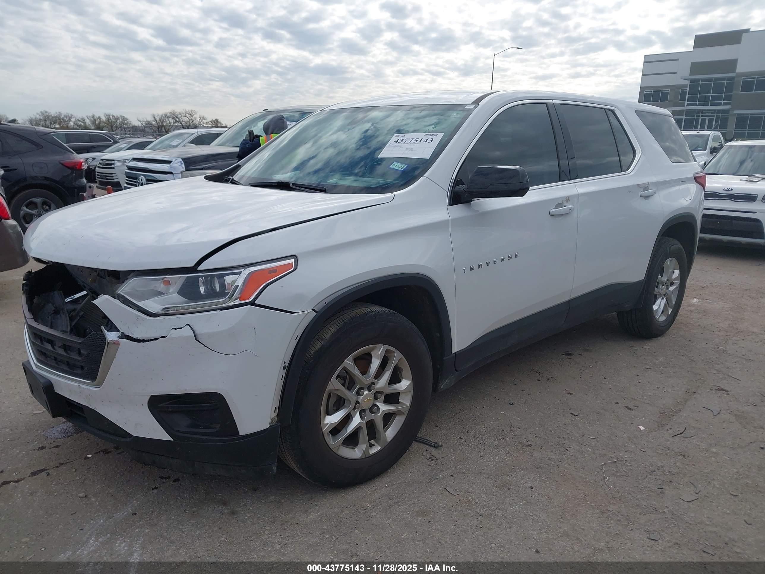 CHEVROLET TRAVERSE image 2