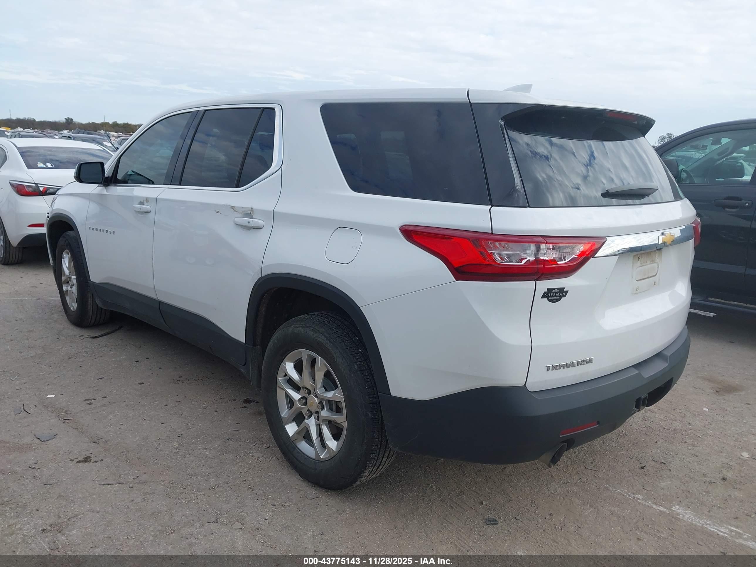 CHEVROLET TRAVERSE image 3