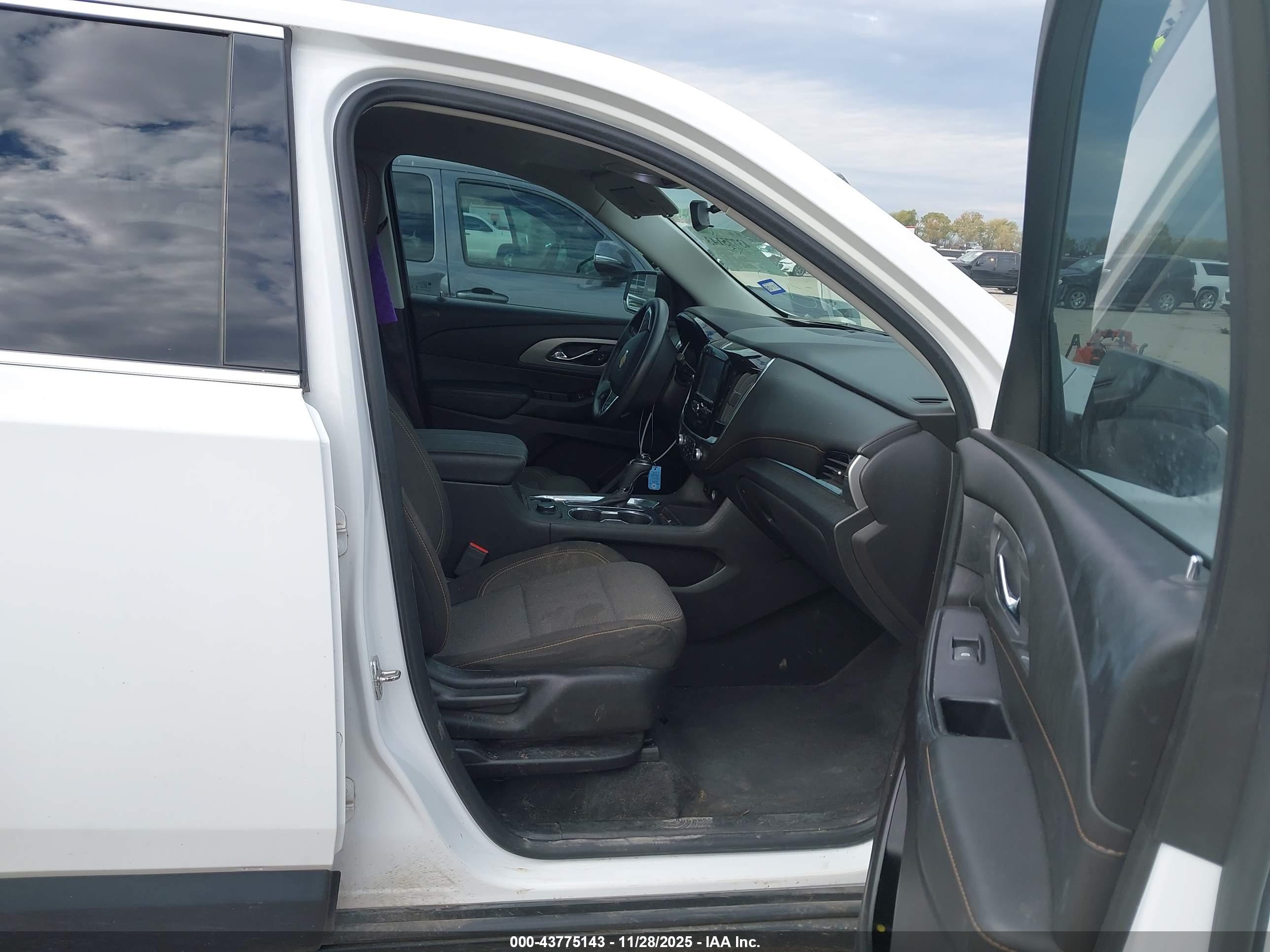 CHEVROLET TRAVERSE image 5