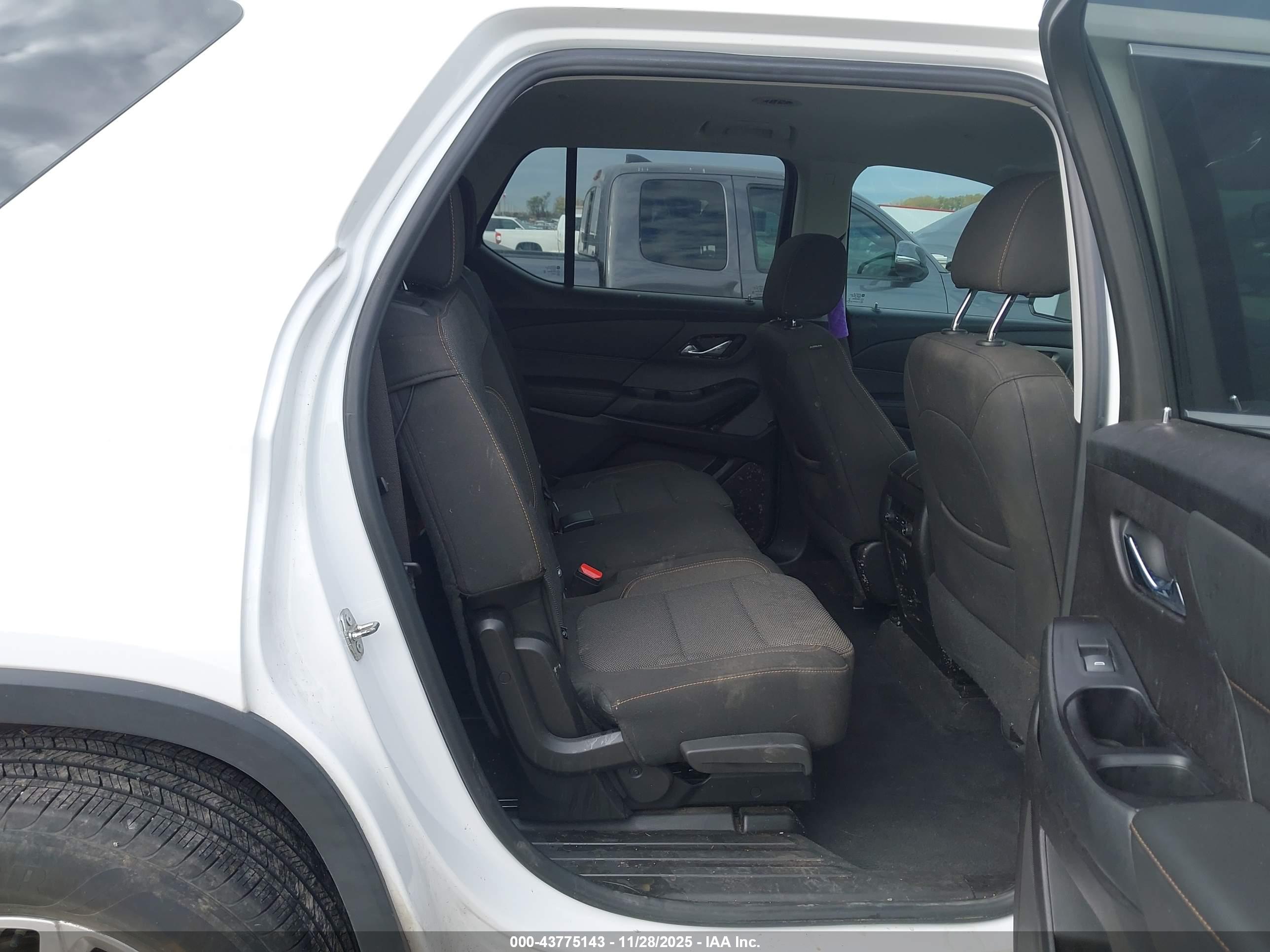 CHEVROLET TRAVERSE image 8