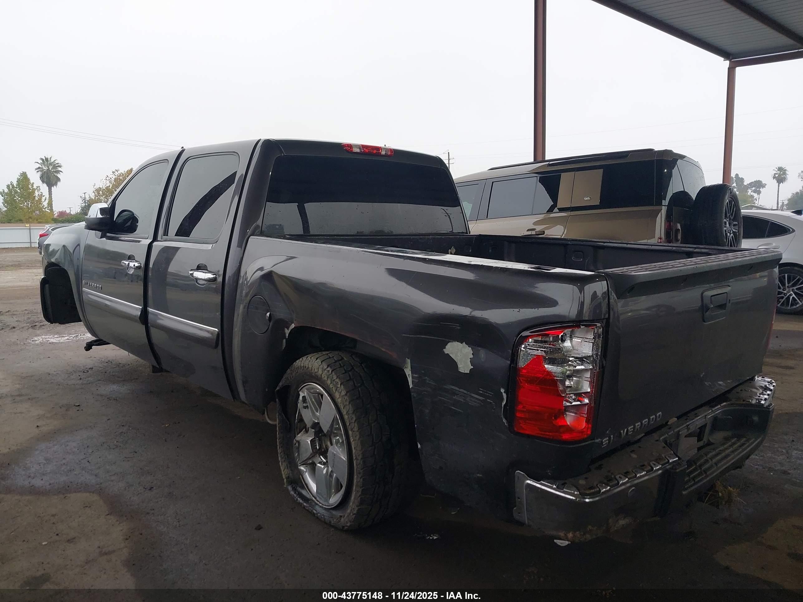 CHEVROLET SILVERADO image 3