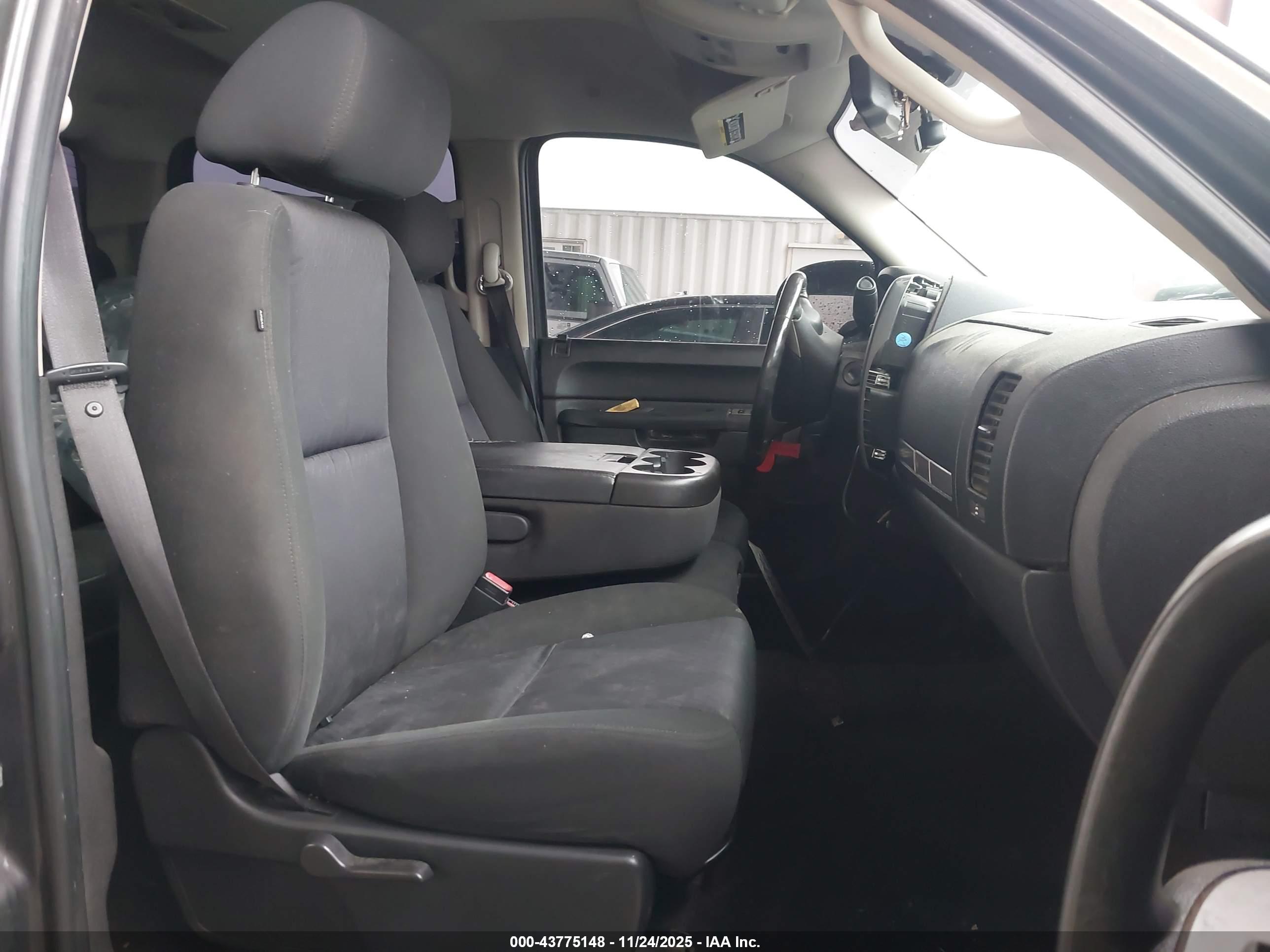 CHEVROLET SILVERADO image 5