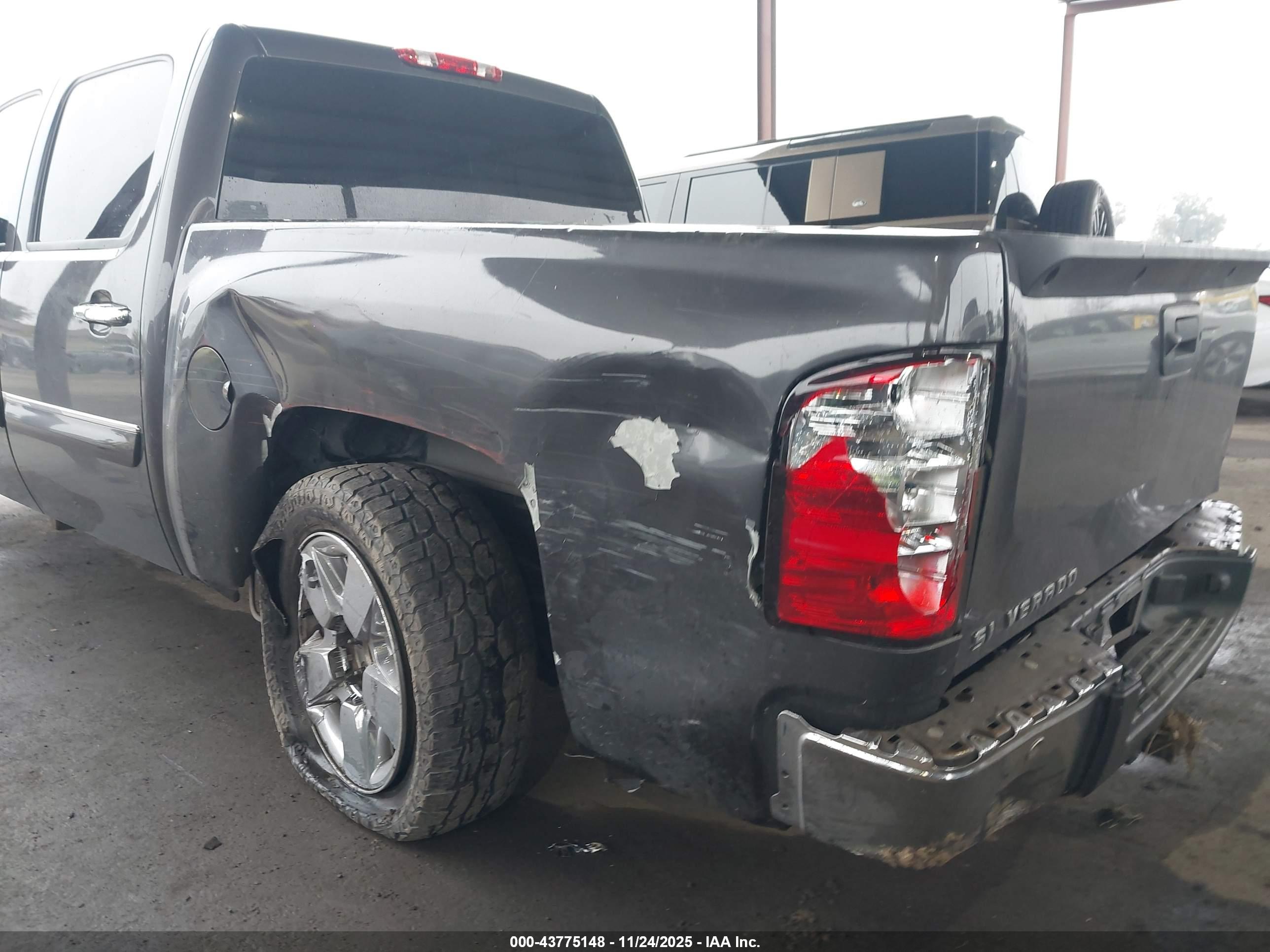 CHEVROLET SILVERADO image 6