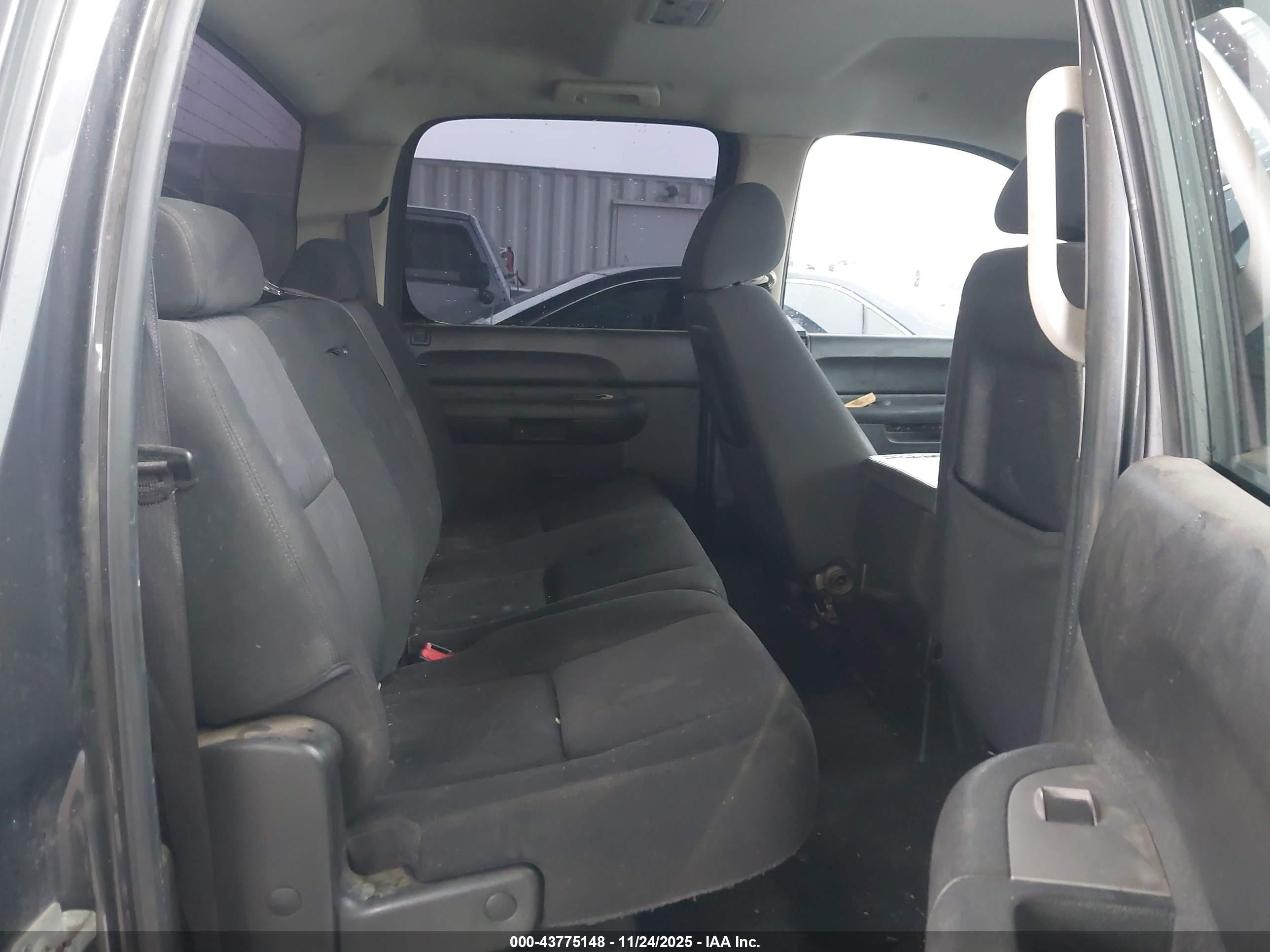 CHEVROLET SILVERADO image 8