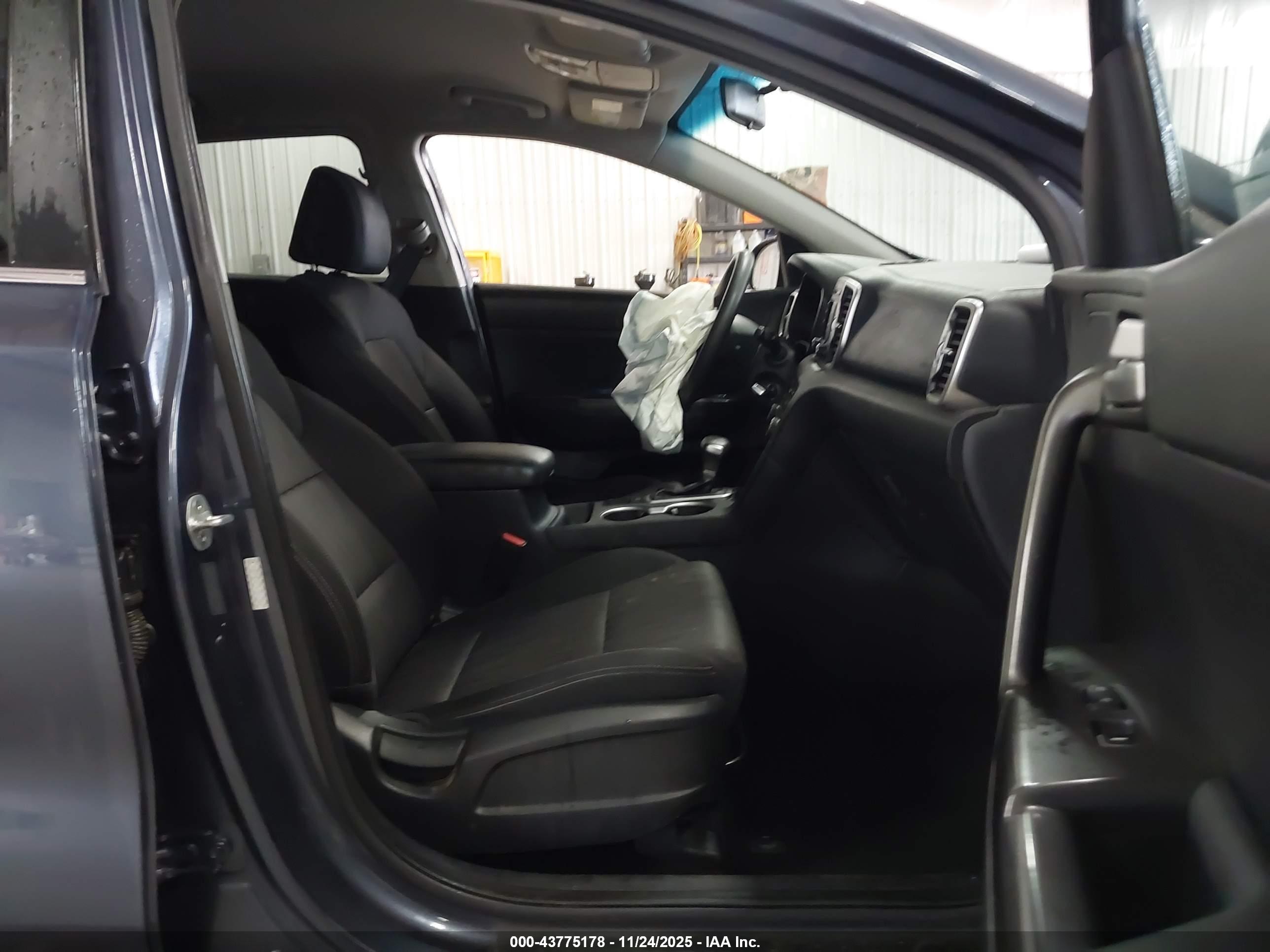 KIA SPORTAGE image 5