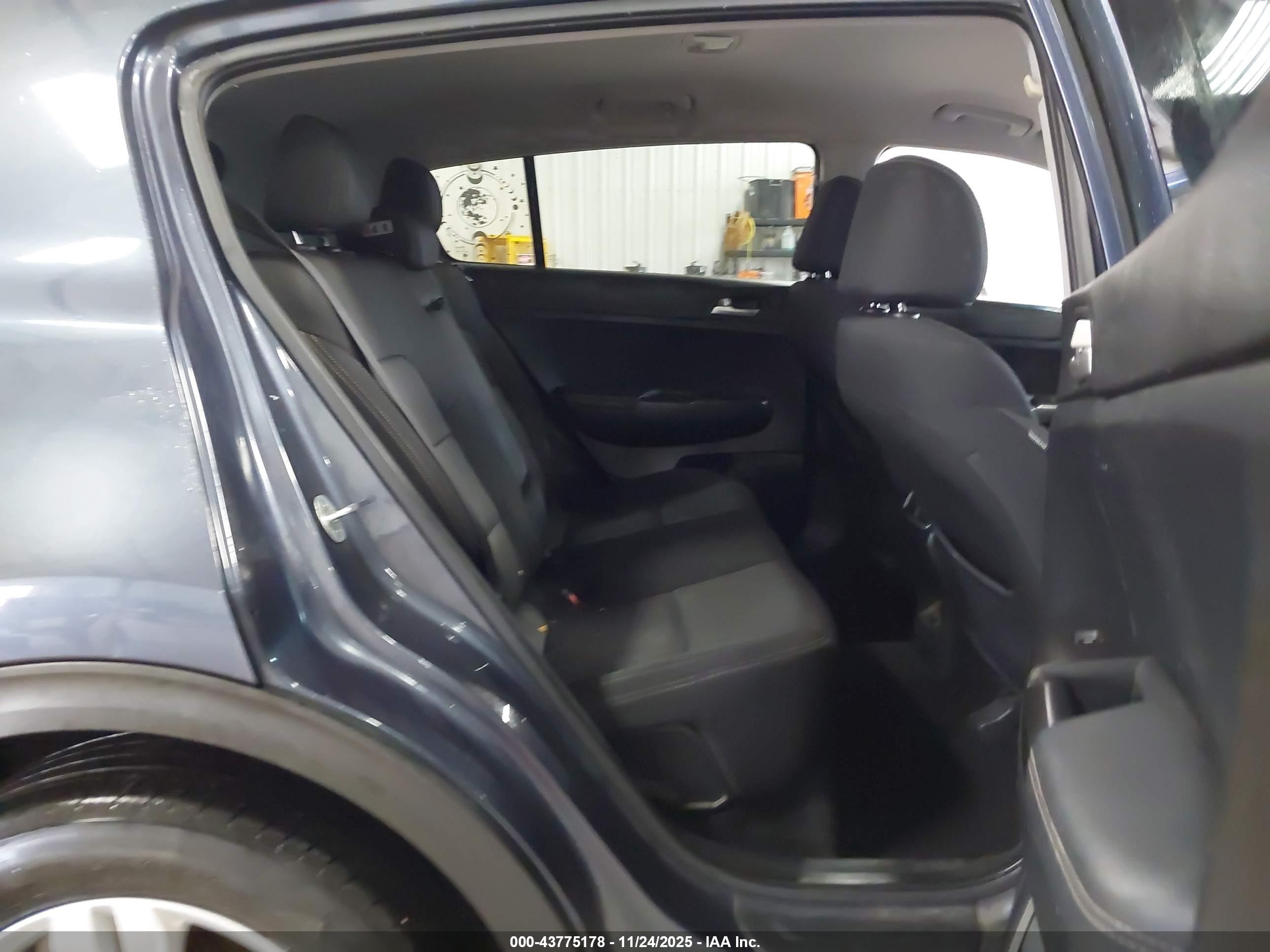 KIA SPORTAGE image 8