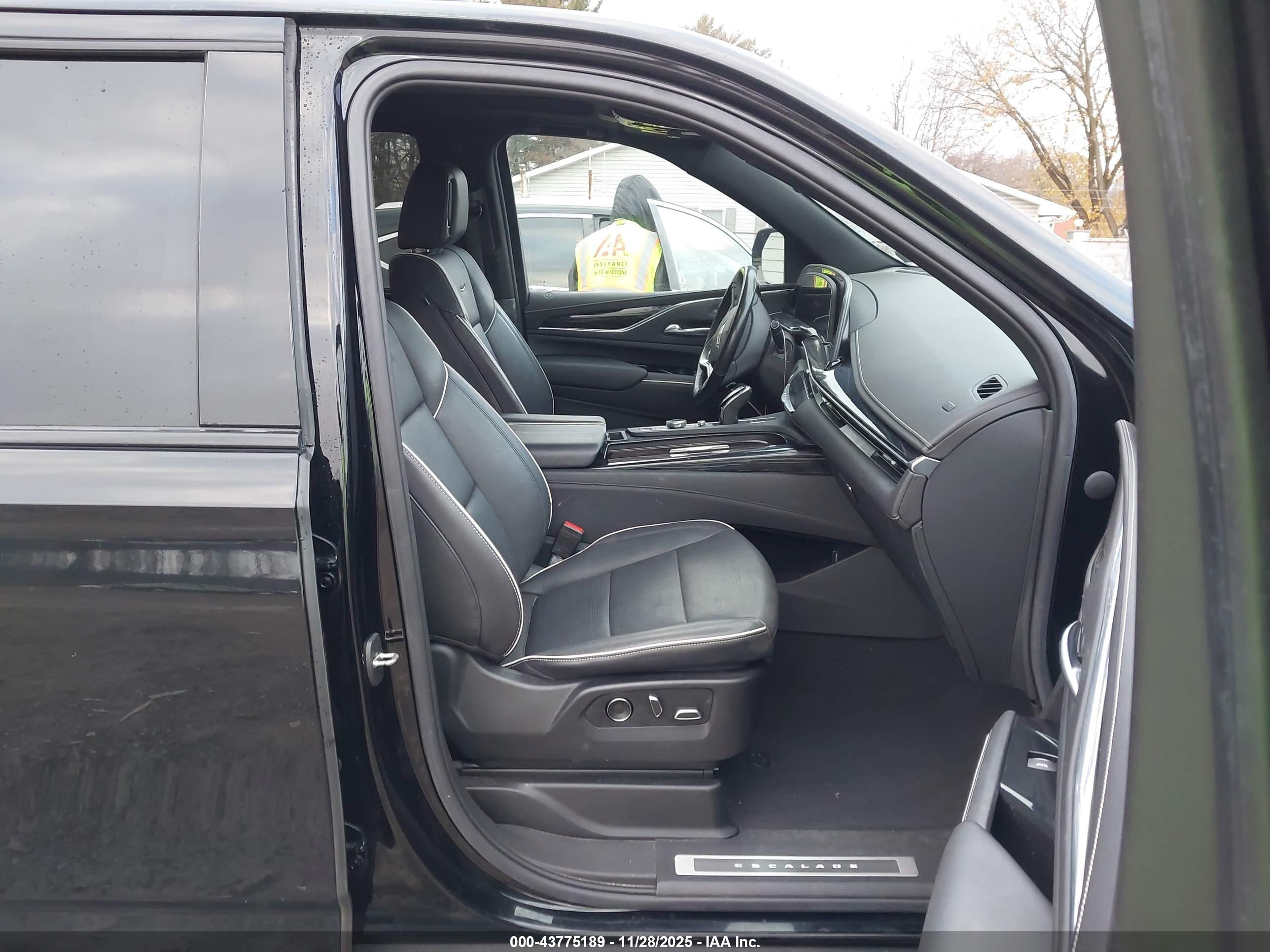 CADILLAC ESCALADE image 5
