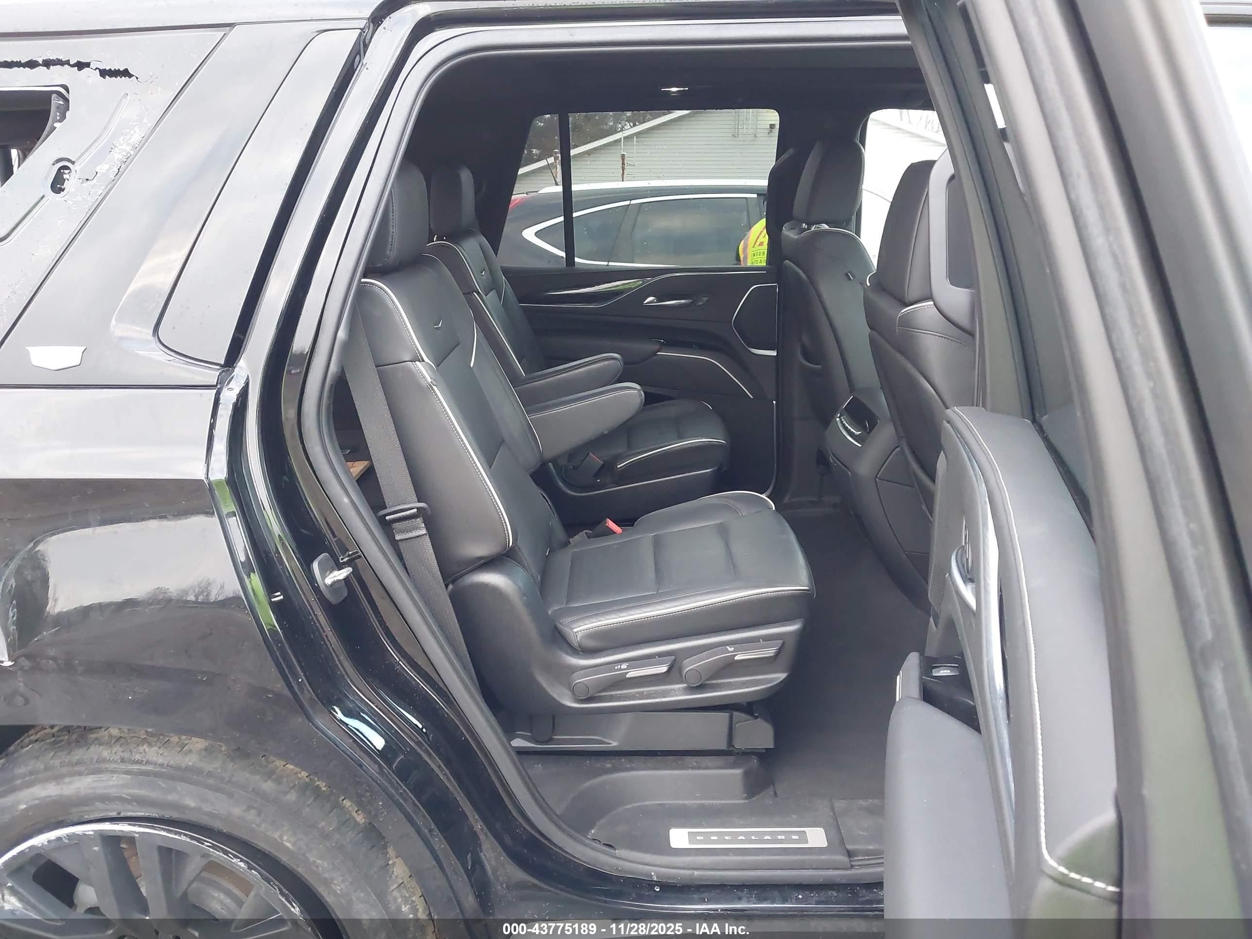 CADILLAC ESCALADE image 8