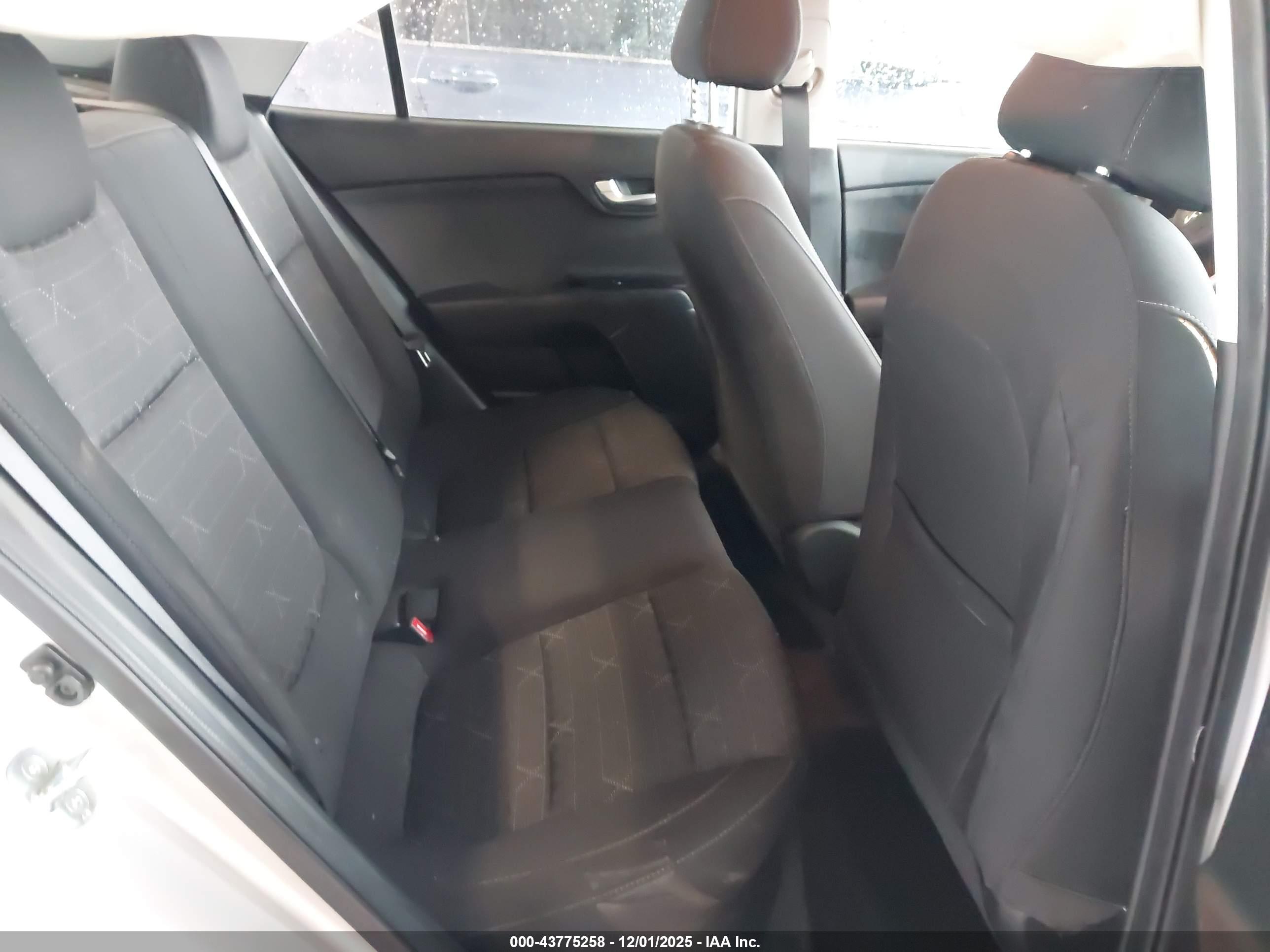 KIA RIO image 8