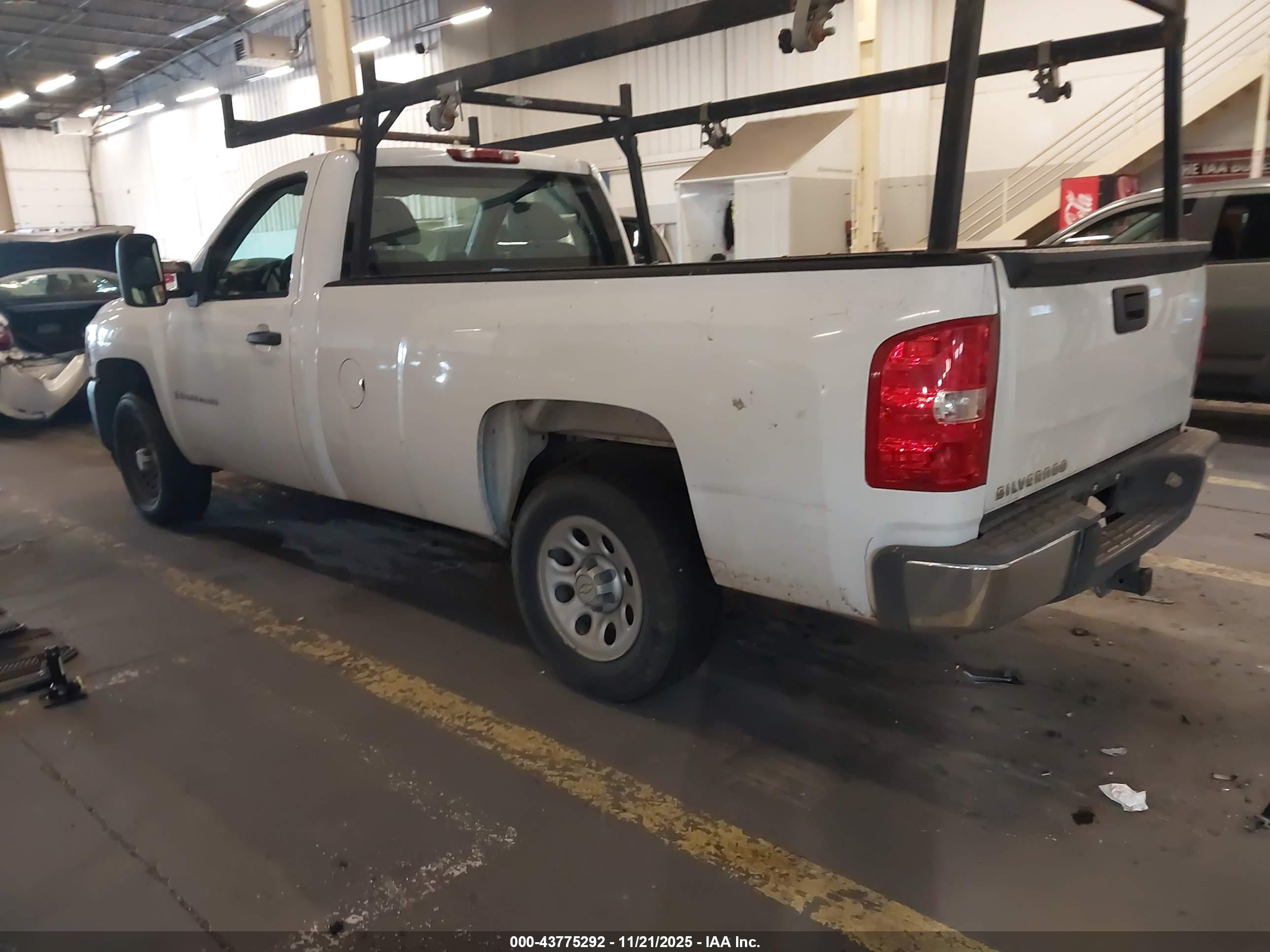 CHEVROLET SILVERADO image 3