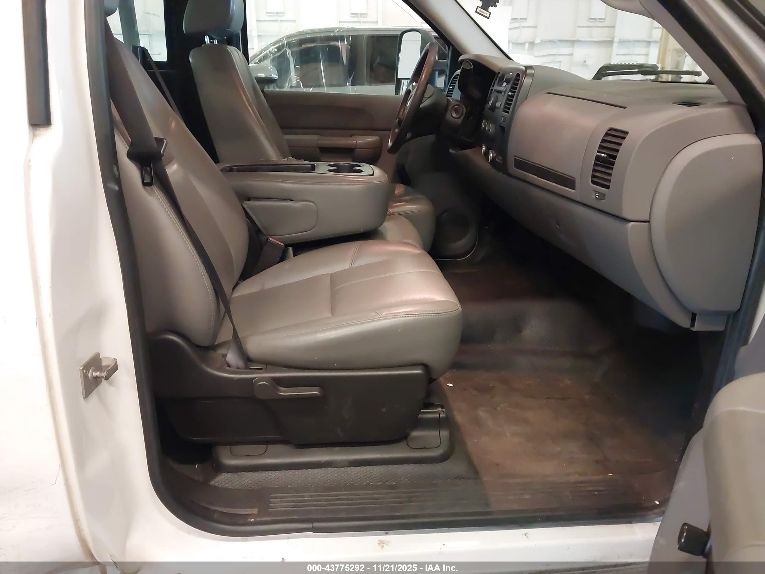 CHEVROLET SILVERADO image 5