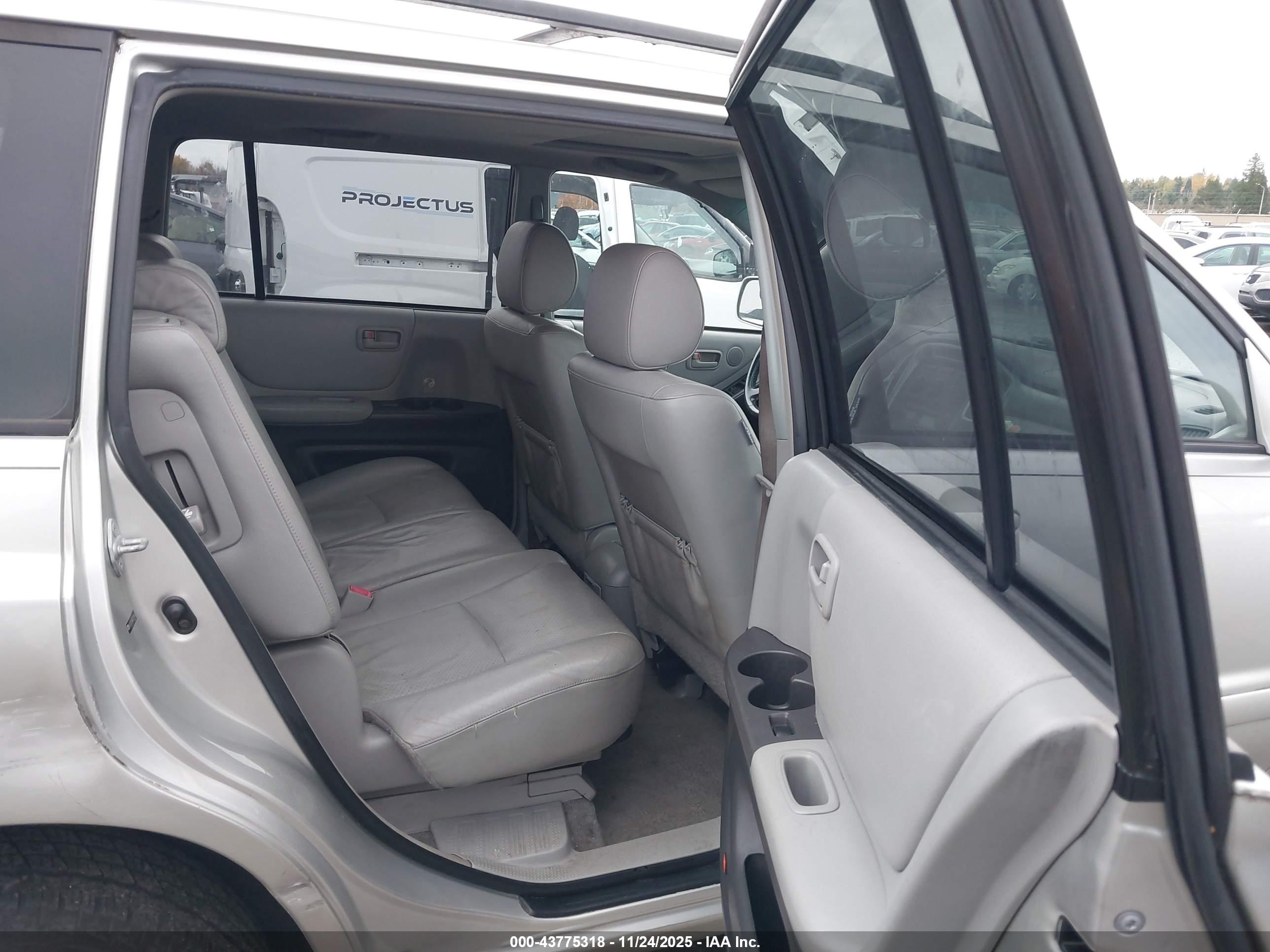 TOYOTA HIGHLANDER image 8