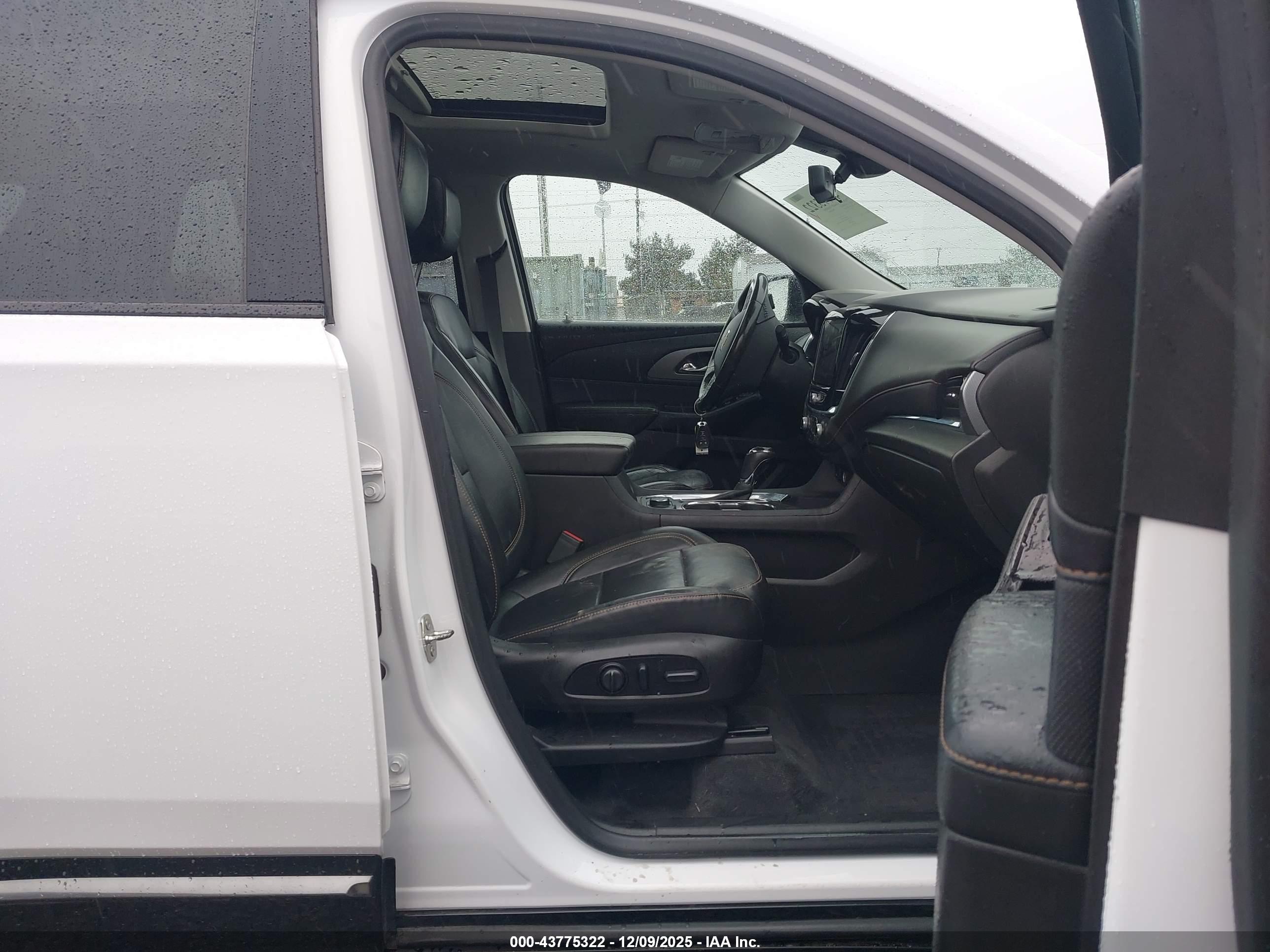 CHEVROLET TRAVERSE image 5