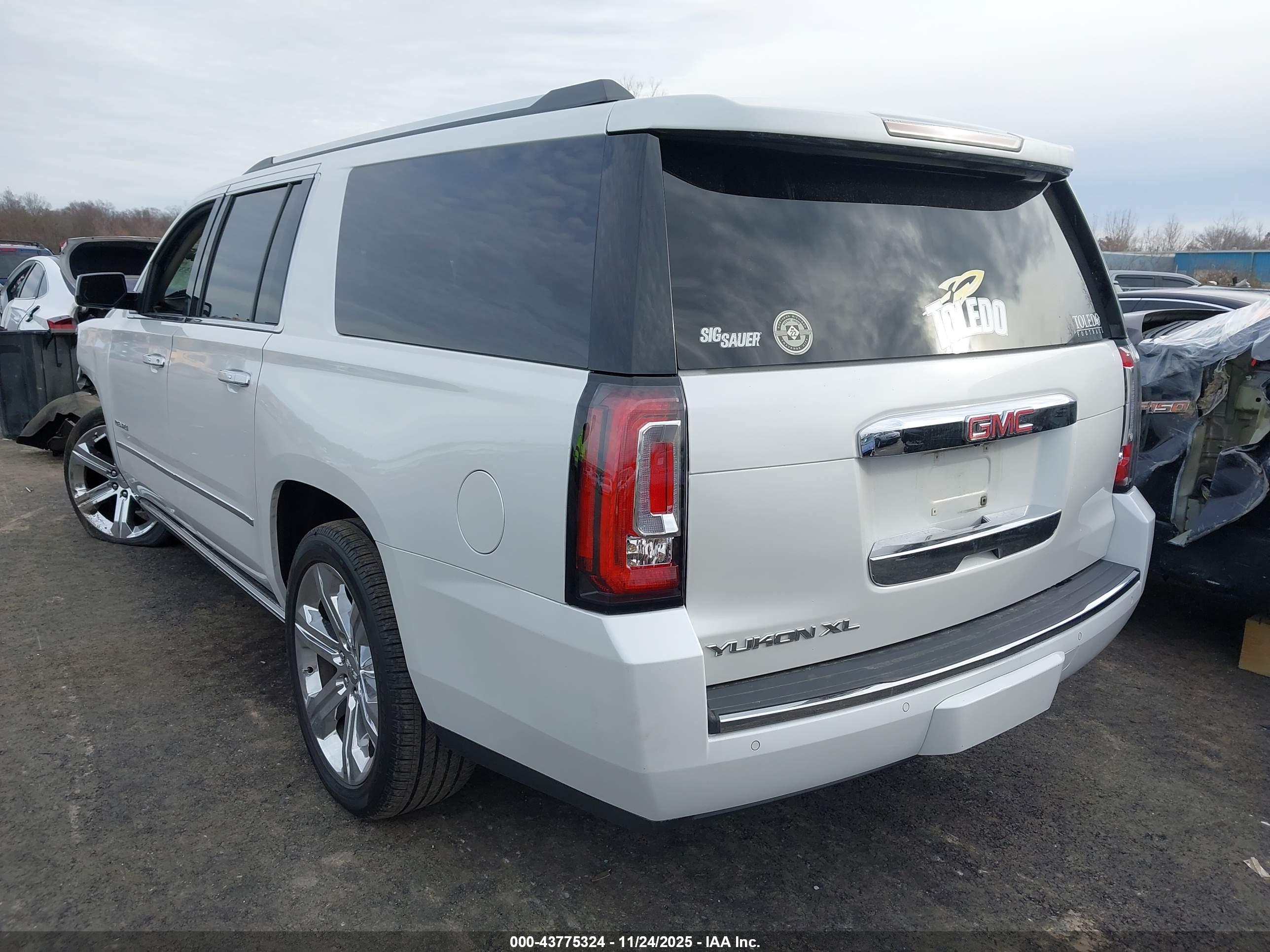 GMC YUKON image 3