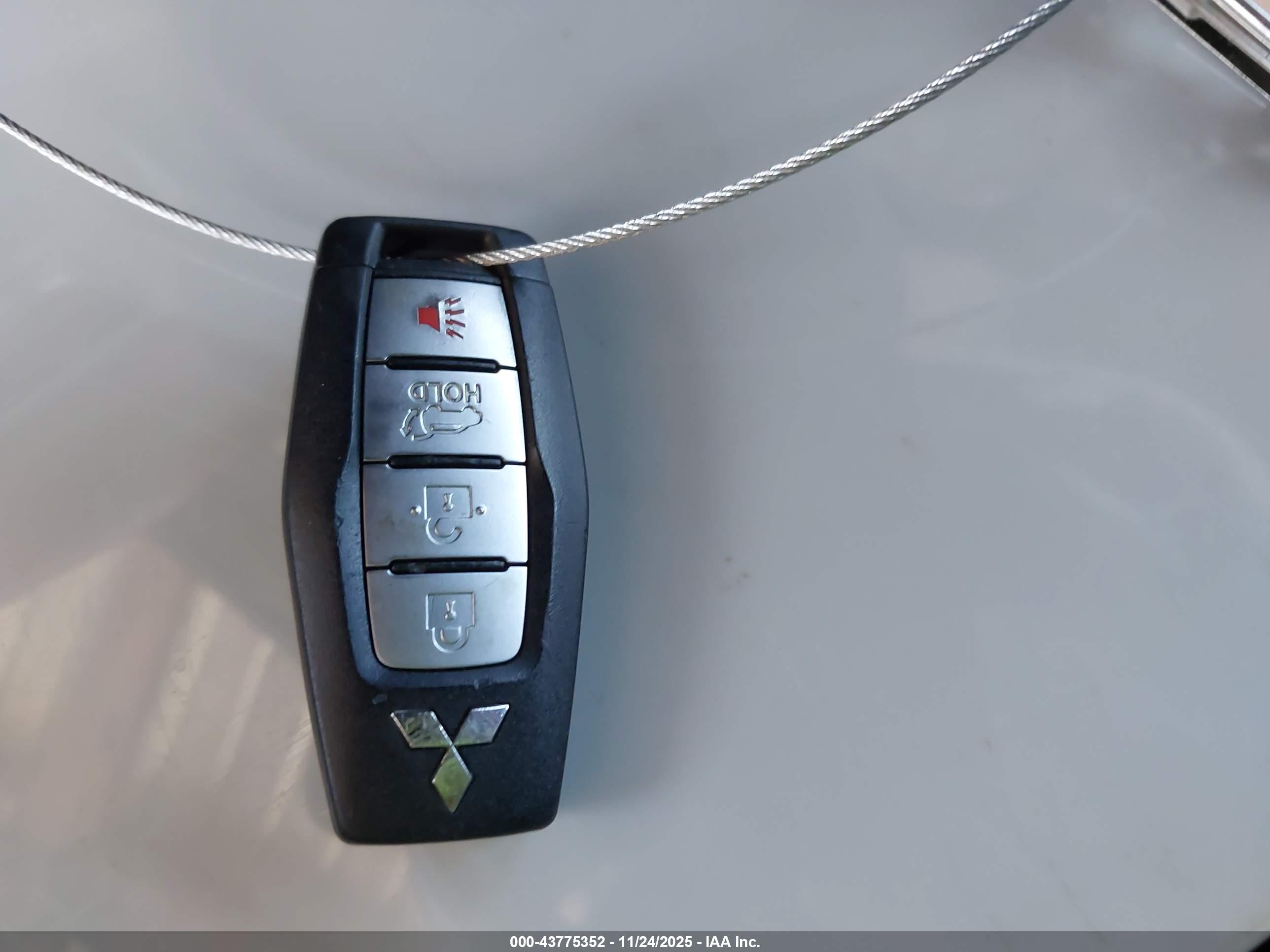 MITSUBISHI OUTLANDER image 11