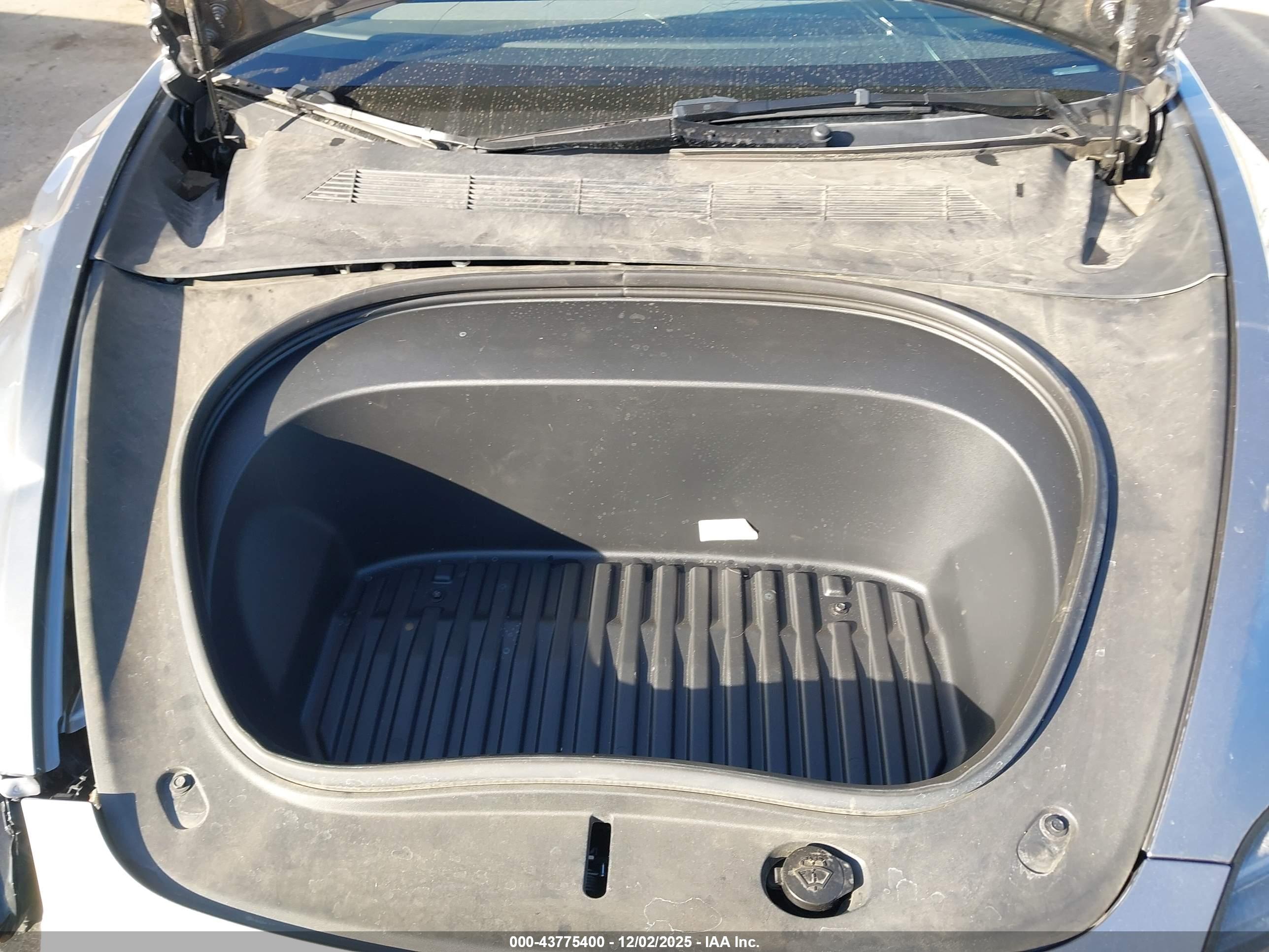 TESLA MODEL image 10