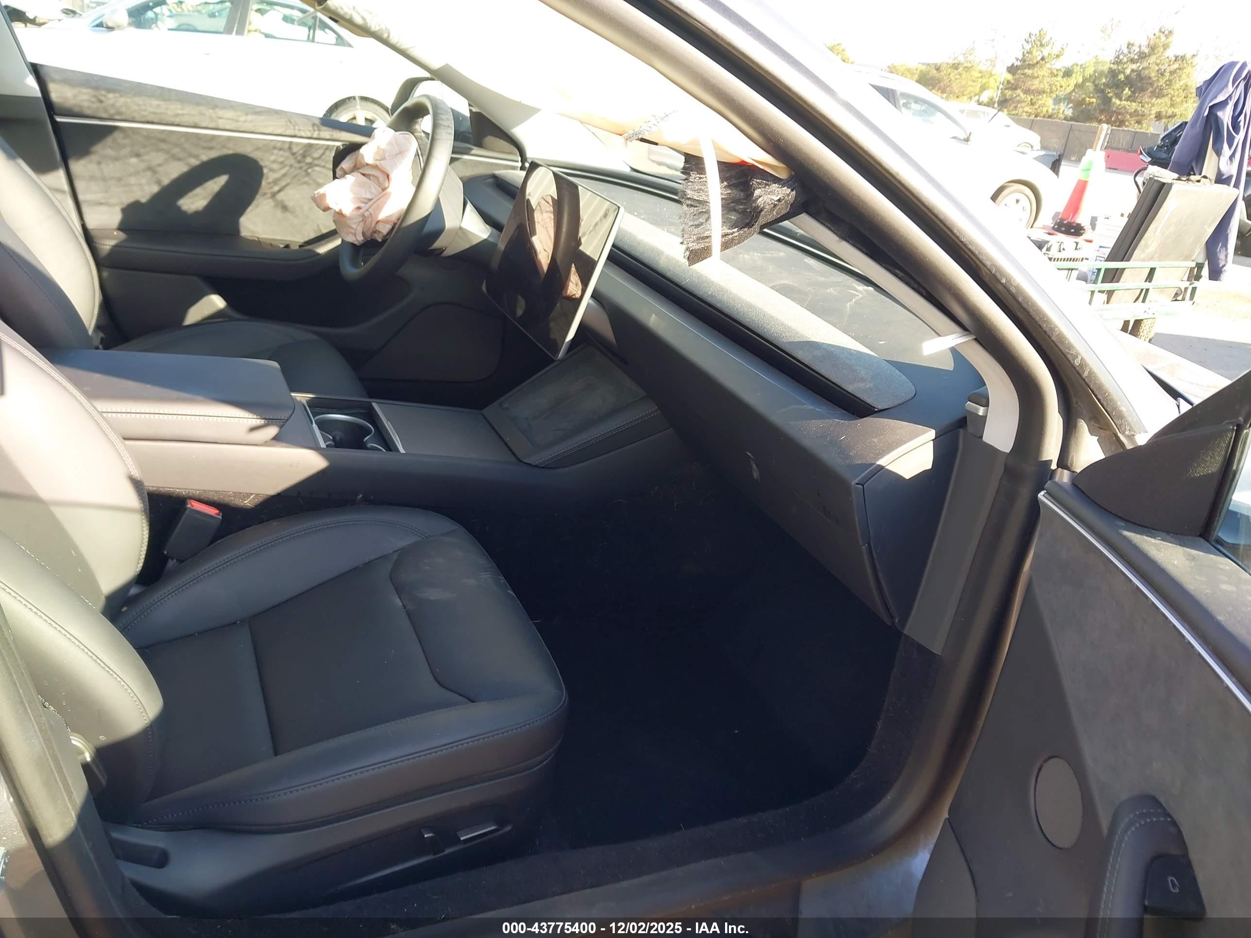 TESLA MODEL image 5