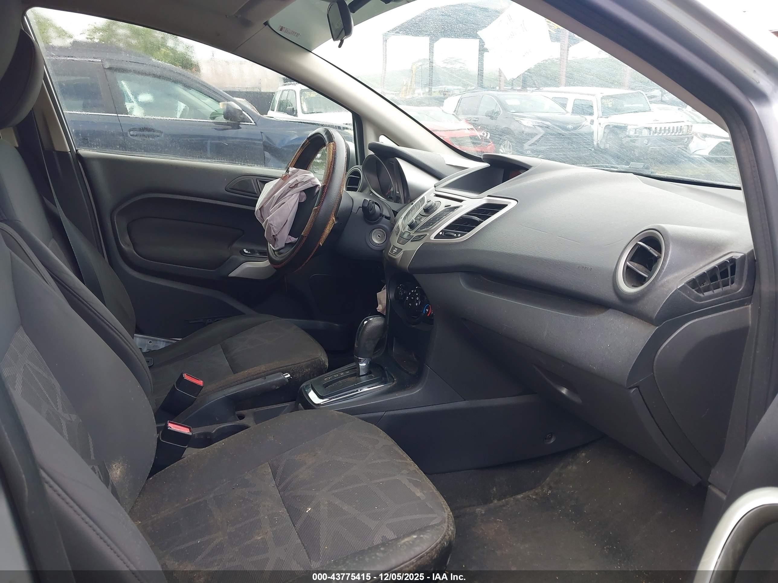 FORD FIESTA image 5