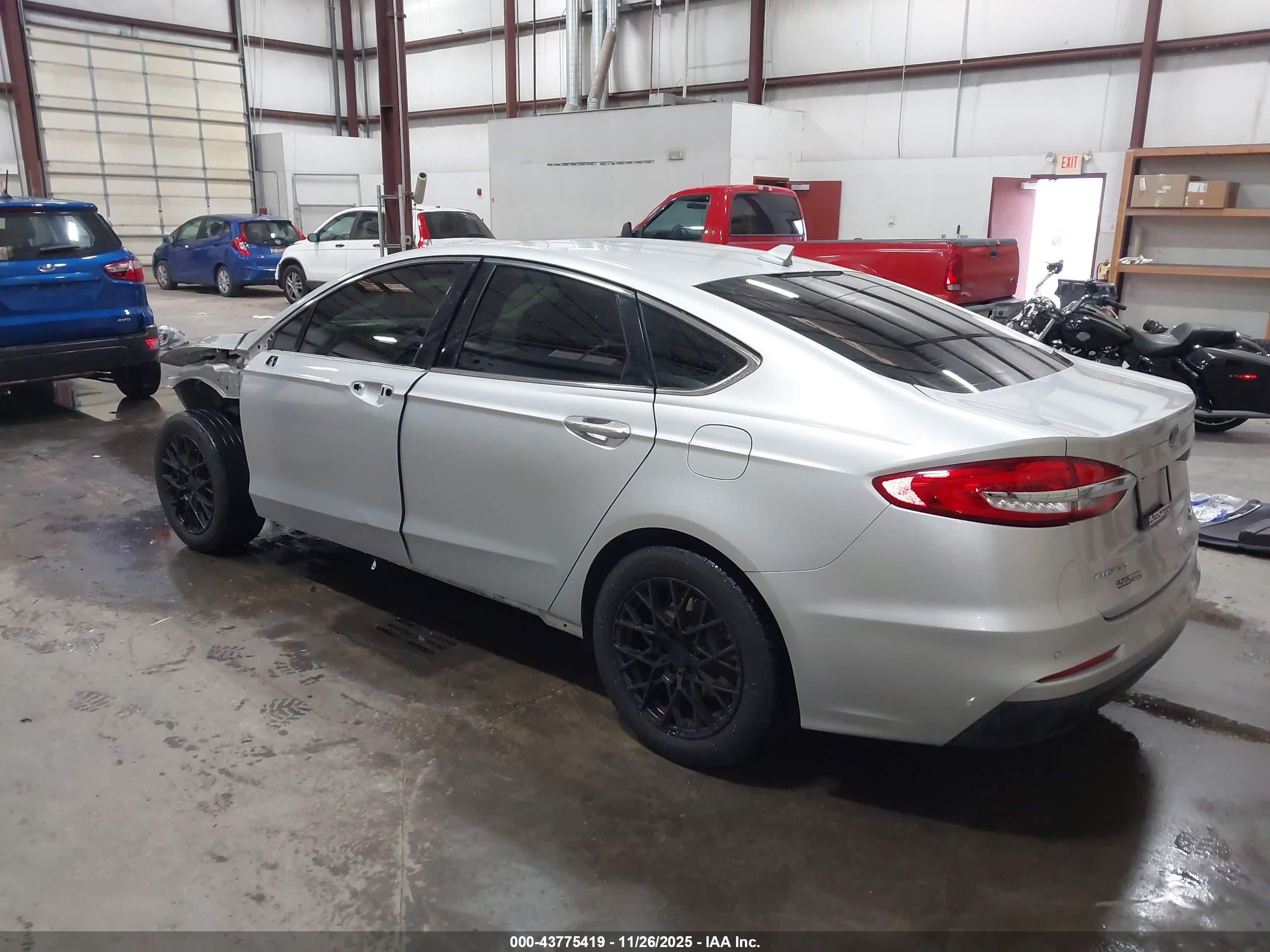 FORD FUSION image 3