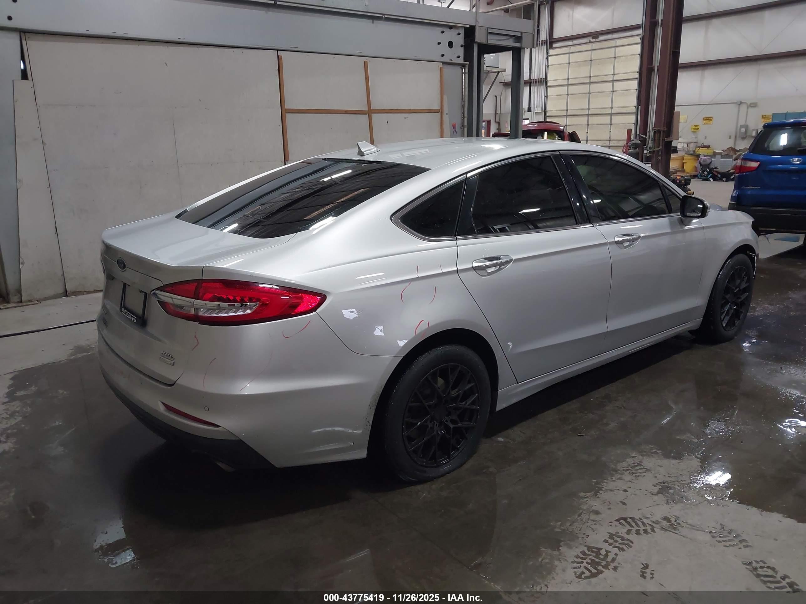 FORD FUSION image 4