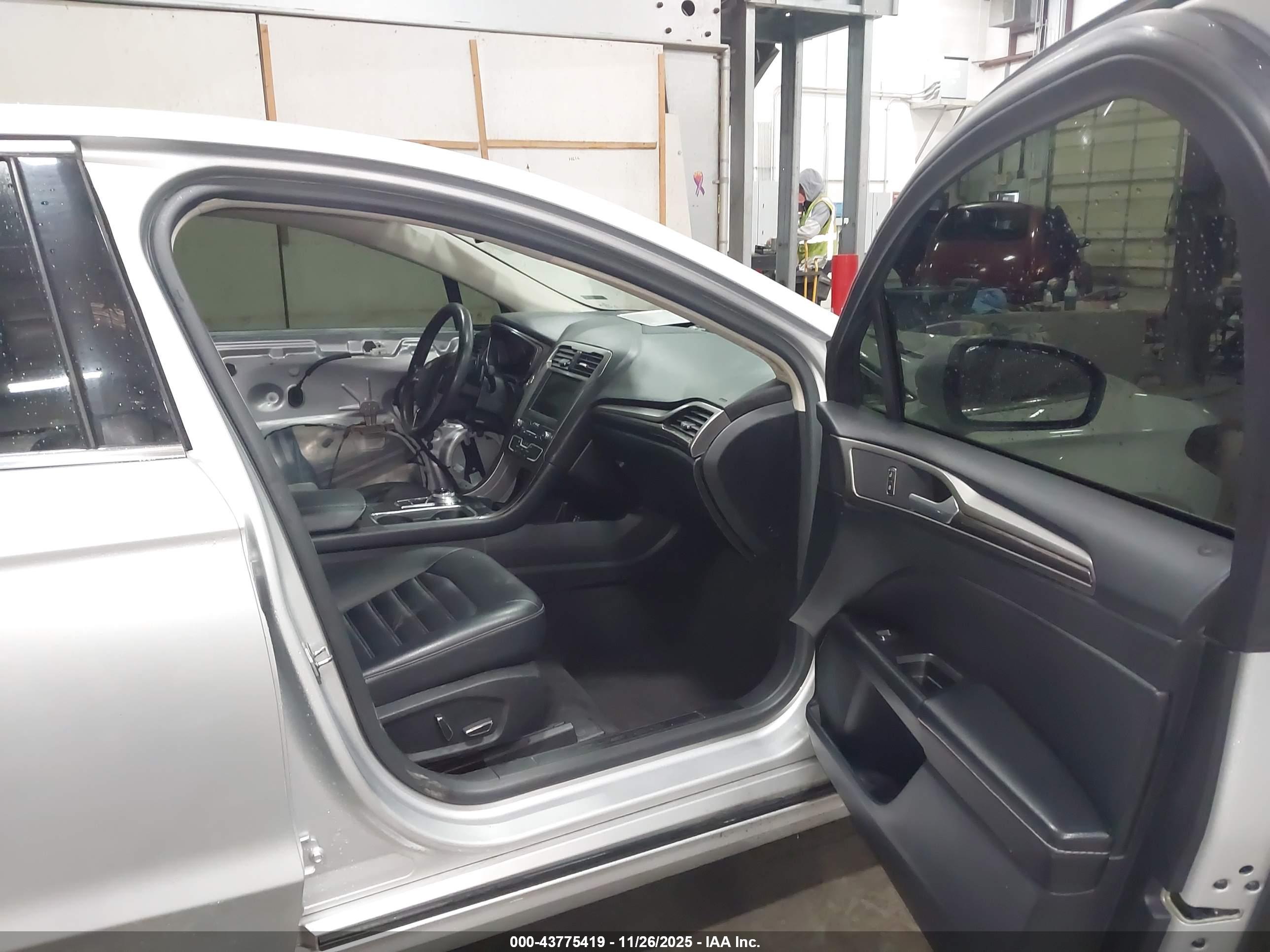 FORD FUSION image 5