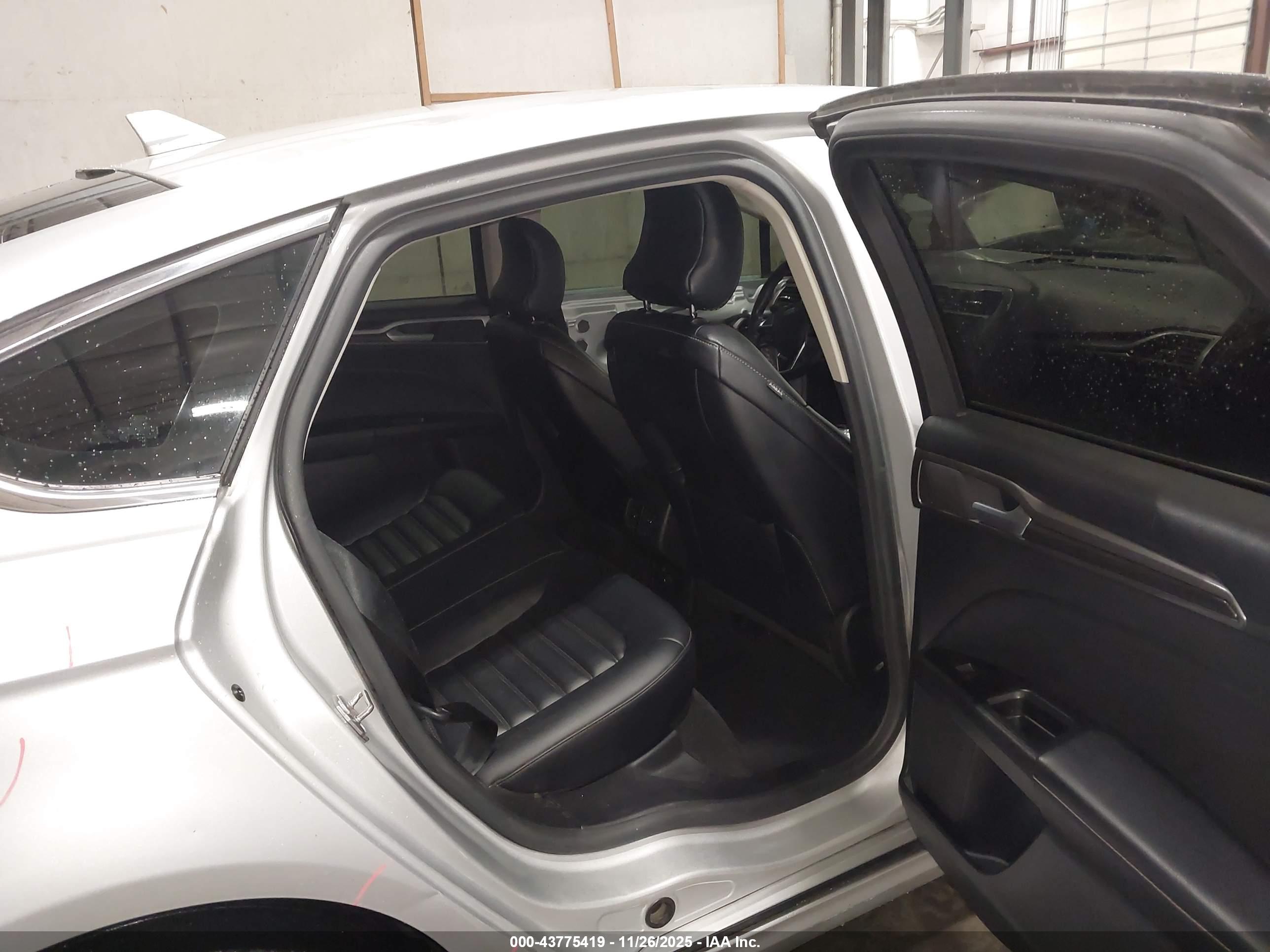 FORD FUSION image 8