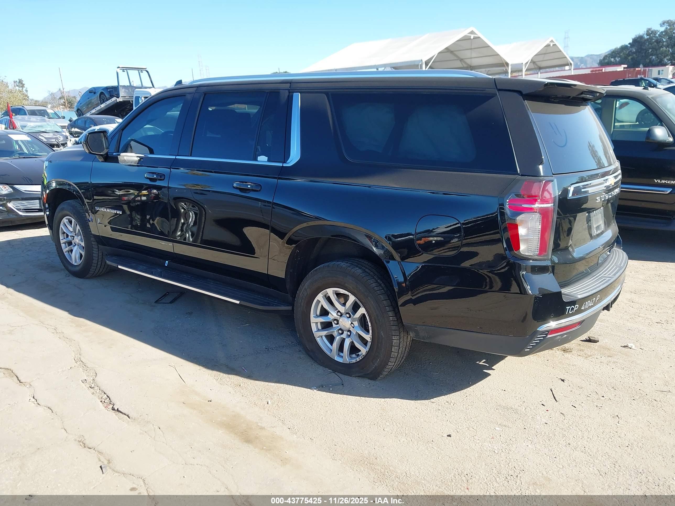 CHEVROLET SUBURBAN image 3