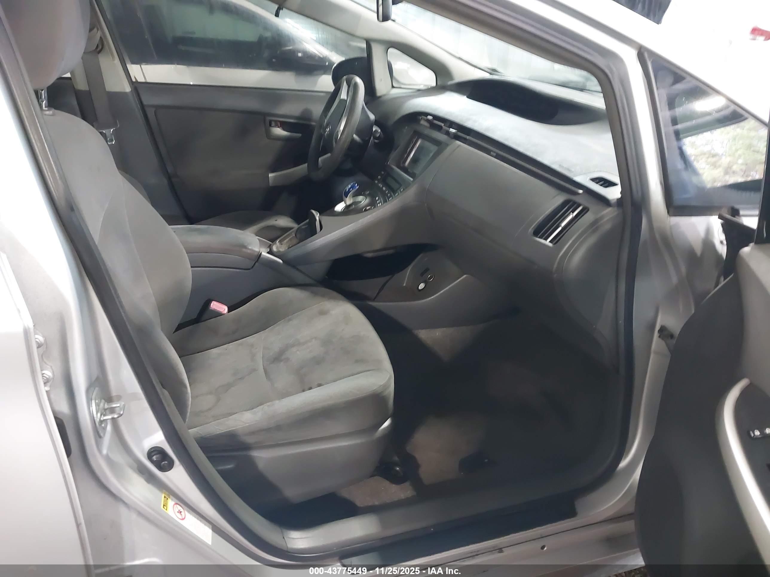 TOYOTA PRIUS image 5