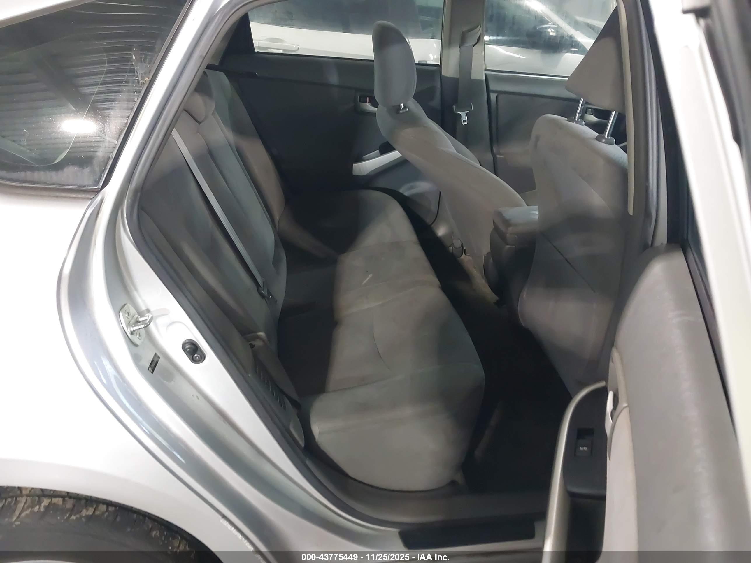 TOYOTA PRIUS image 8