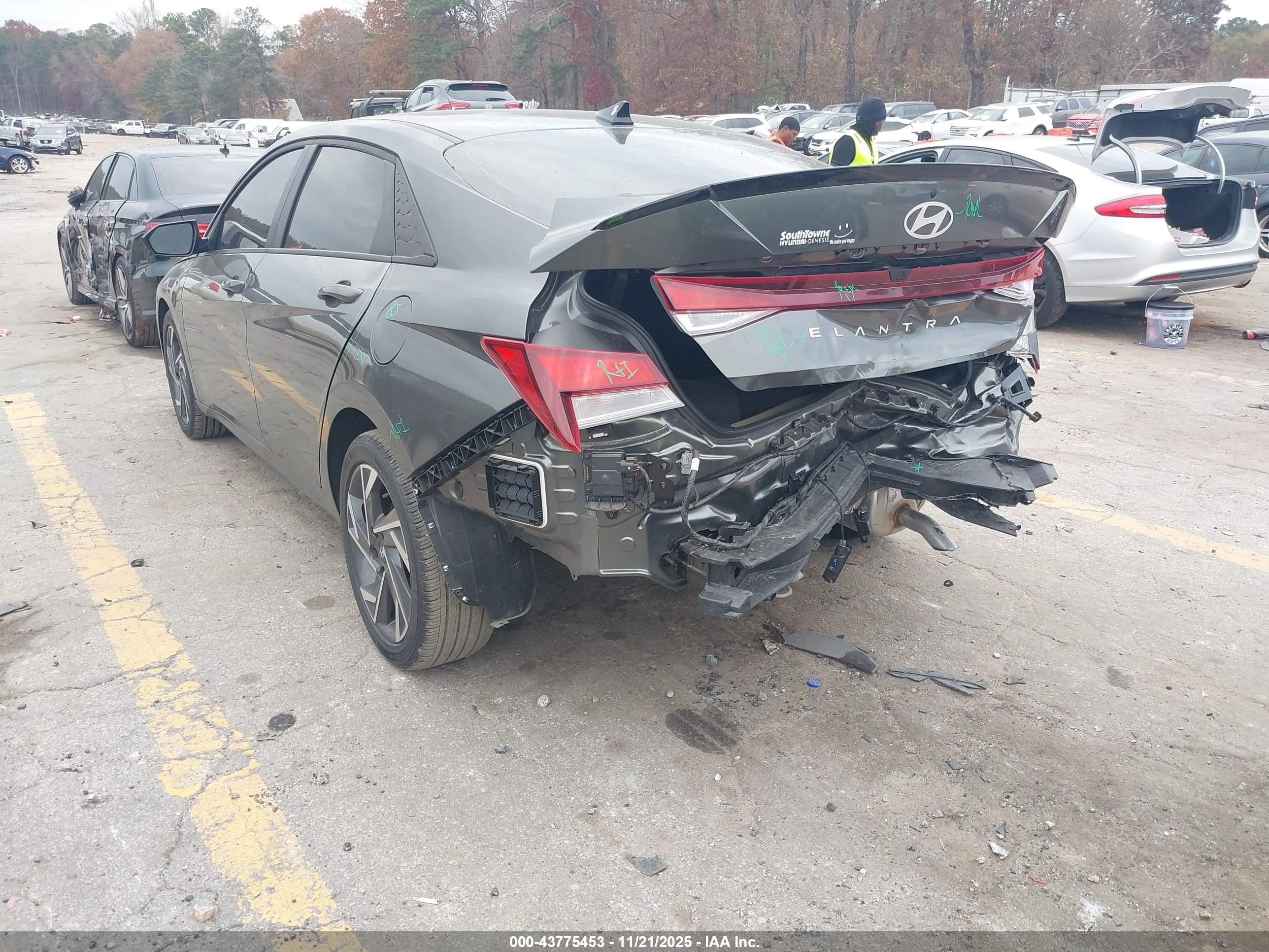 HYUNDAI ELANTRA image 3