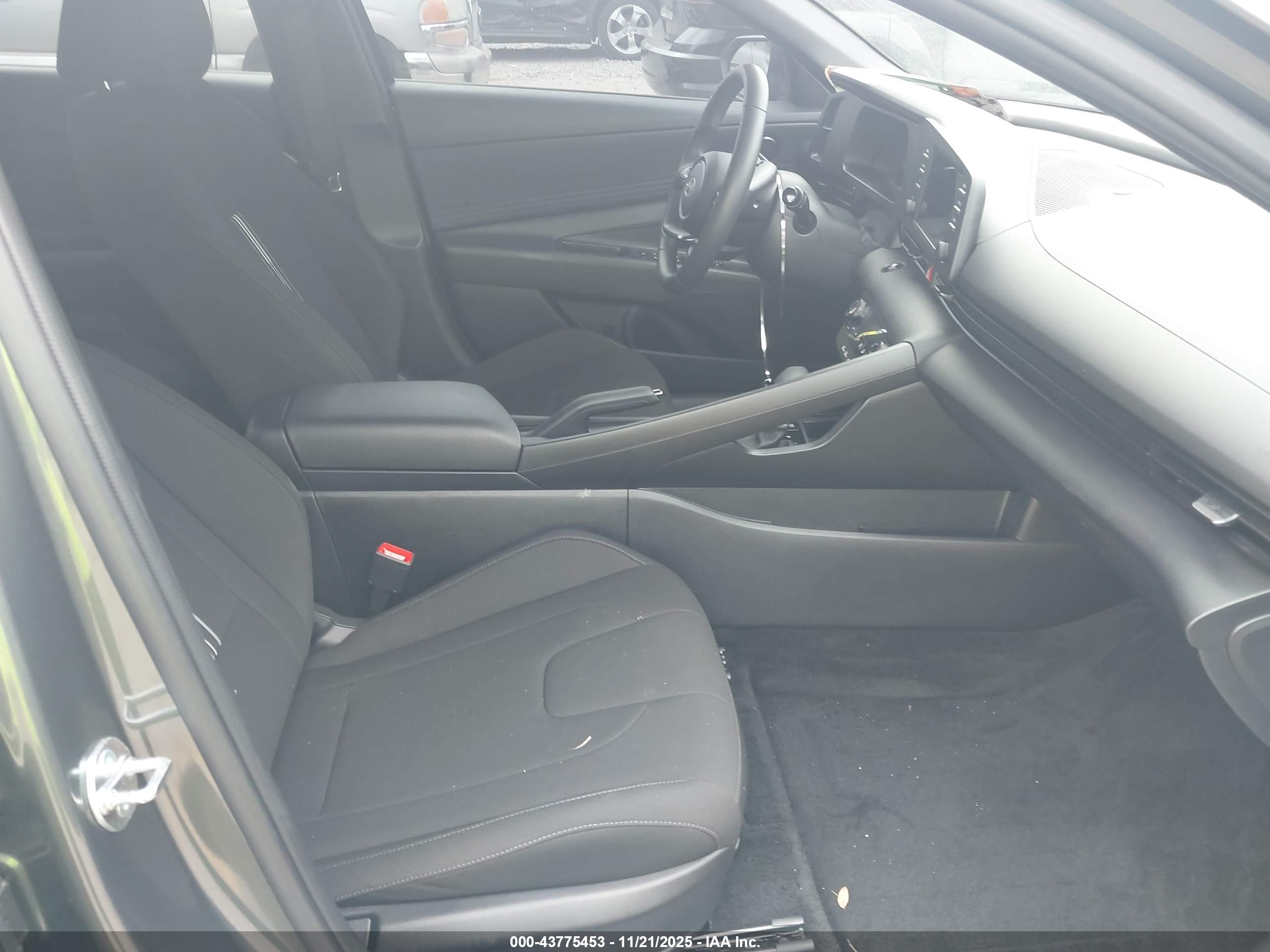 HYUNDAI ELANTRA image 5