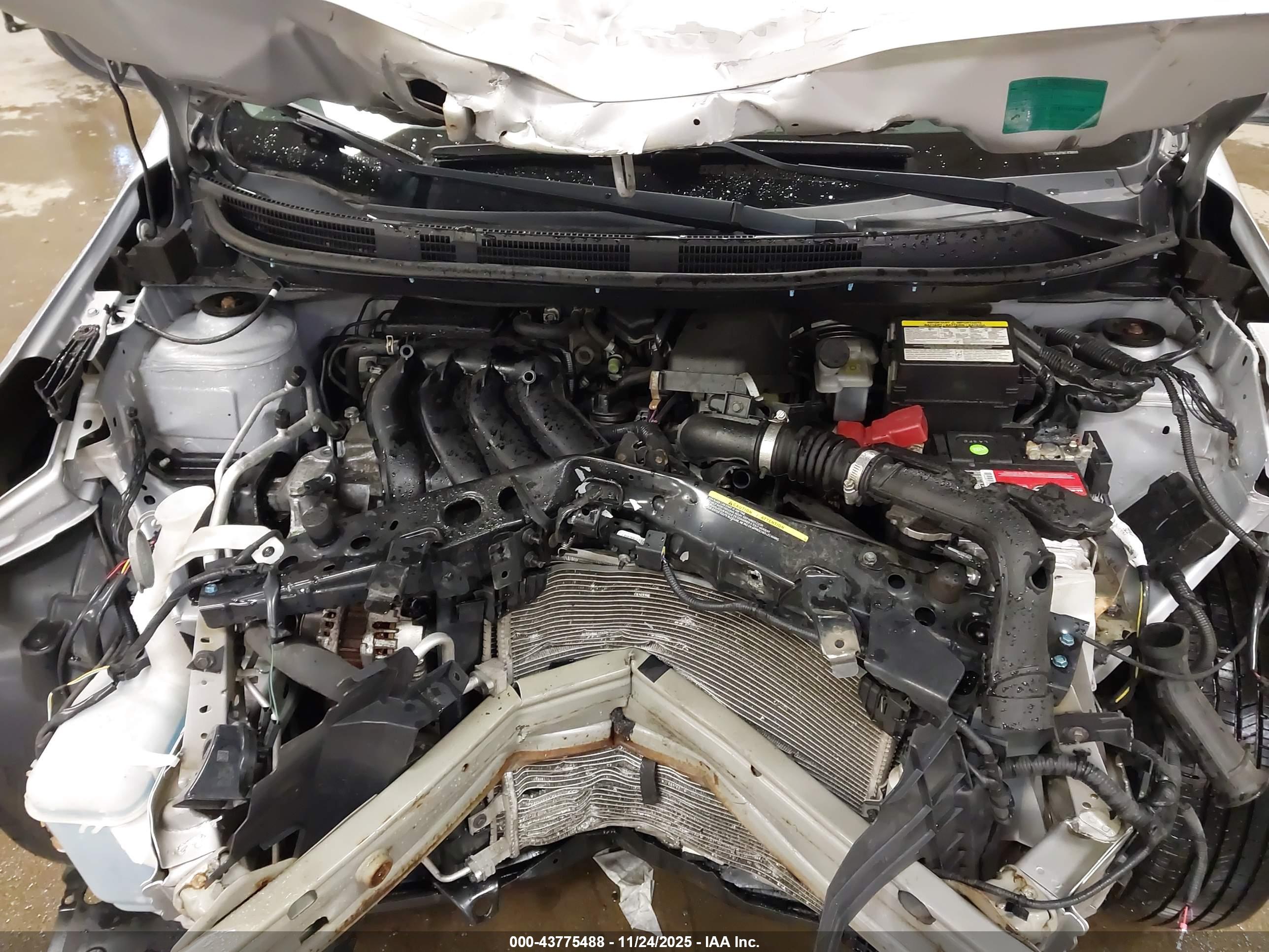 NISSAN VERSA image 10