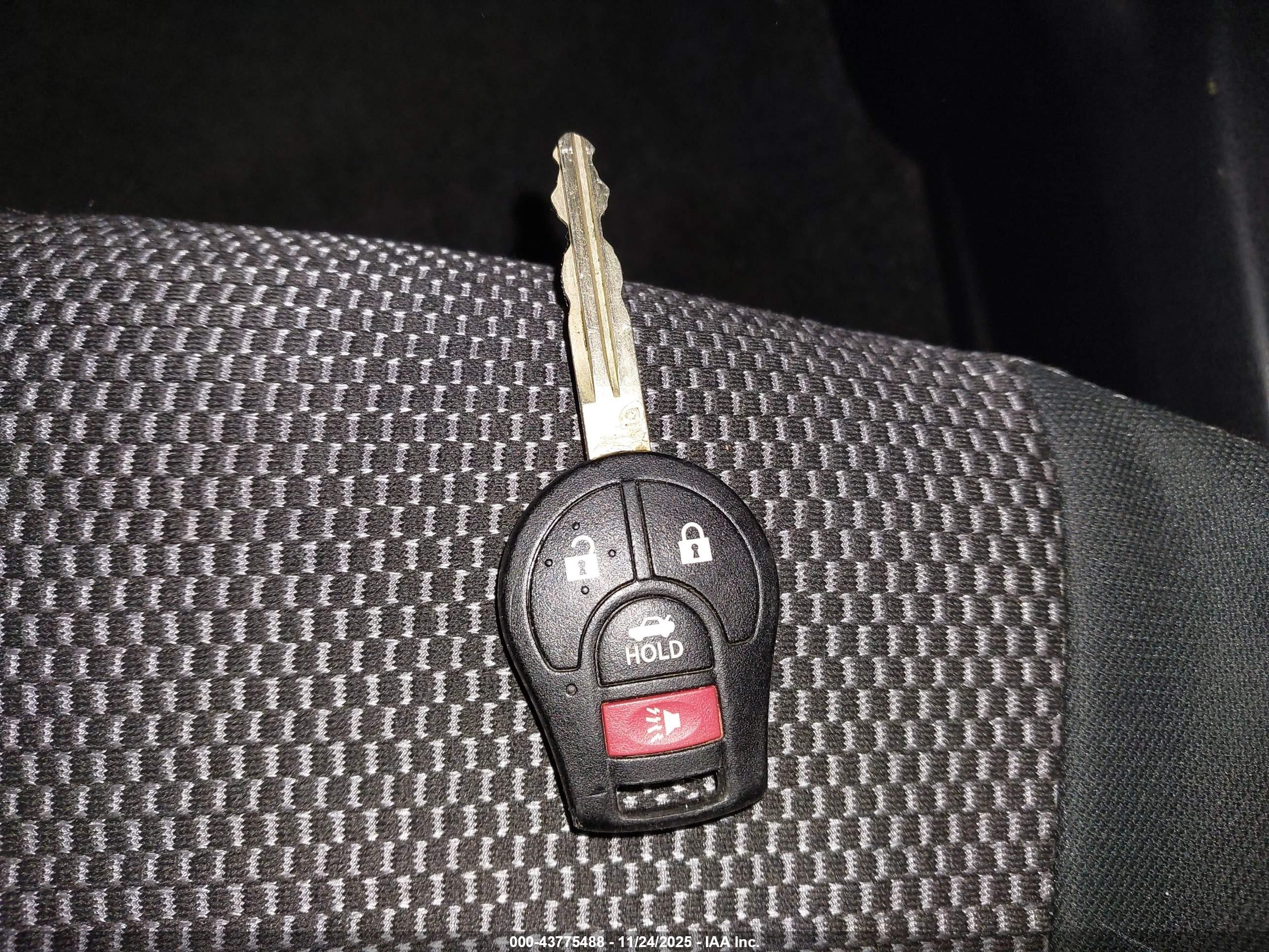 NISSAN VERSA image 11