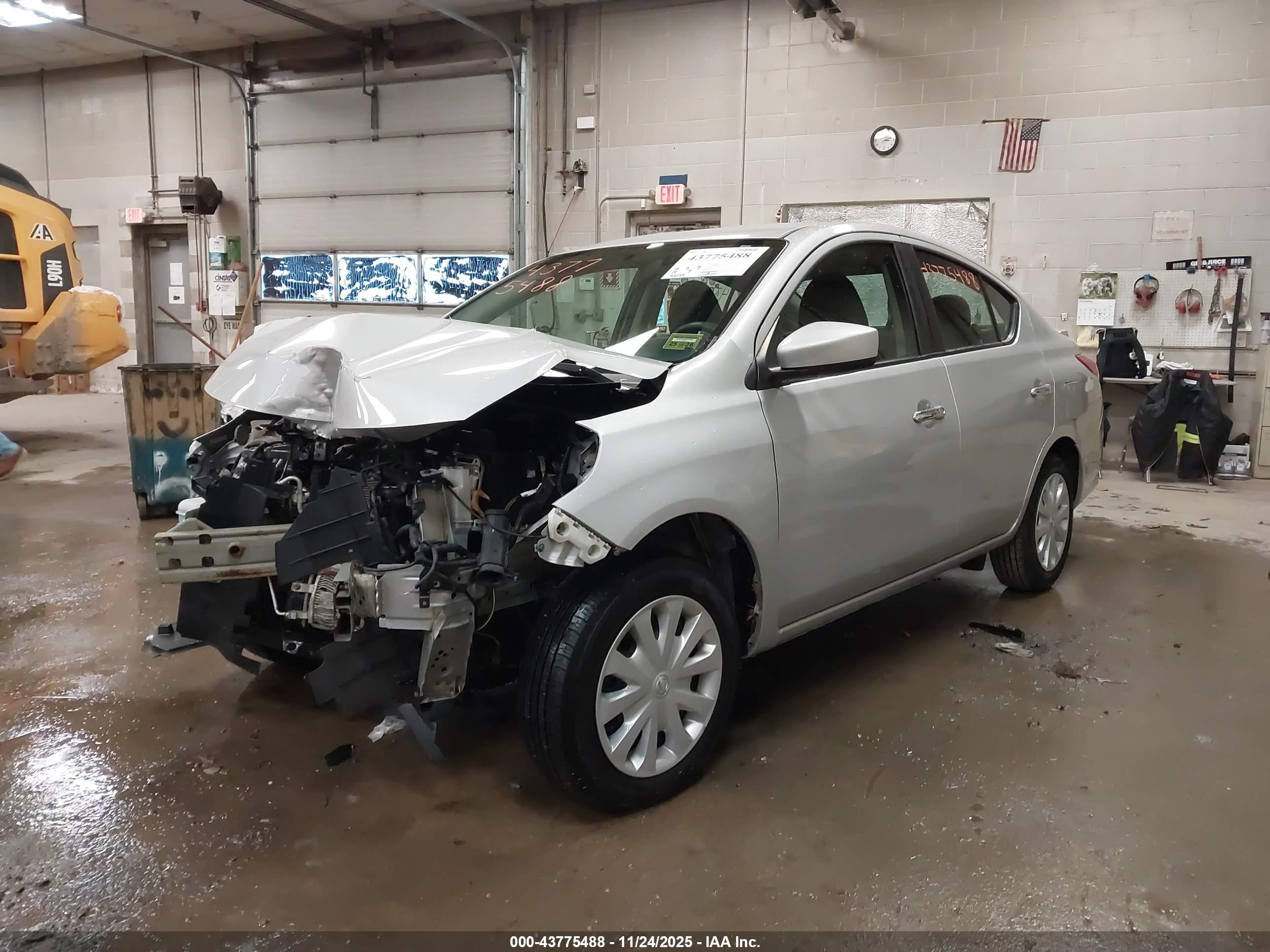 NISSAN VERSA image 2