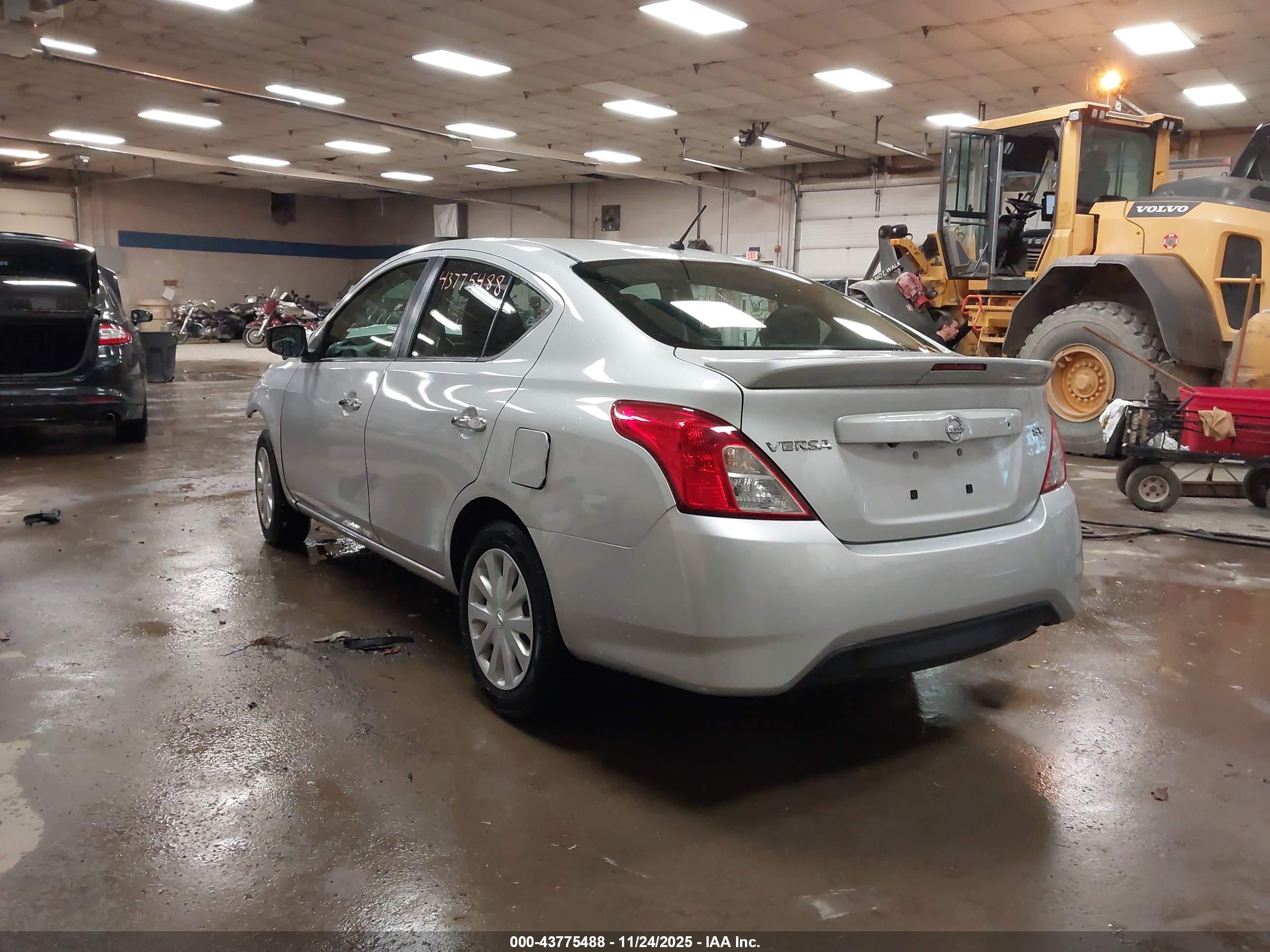 NISSAN VERSA image 3