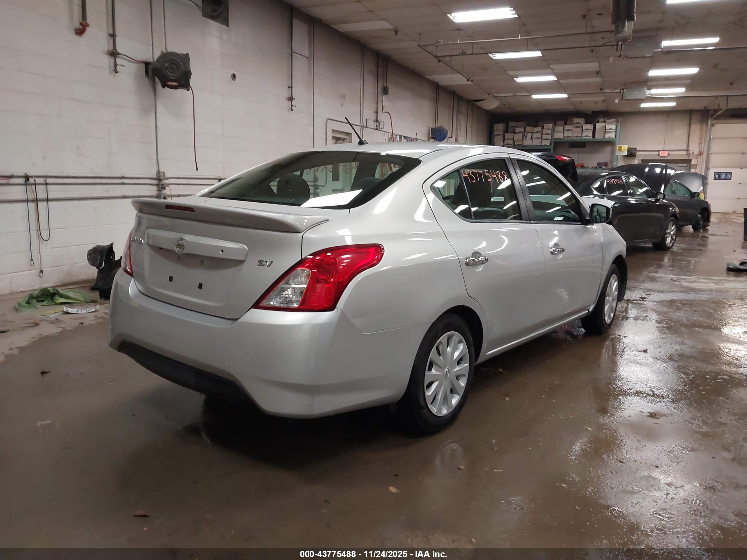 NISSAN VERSA image 4