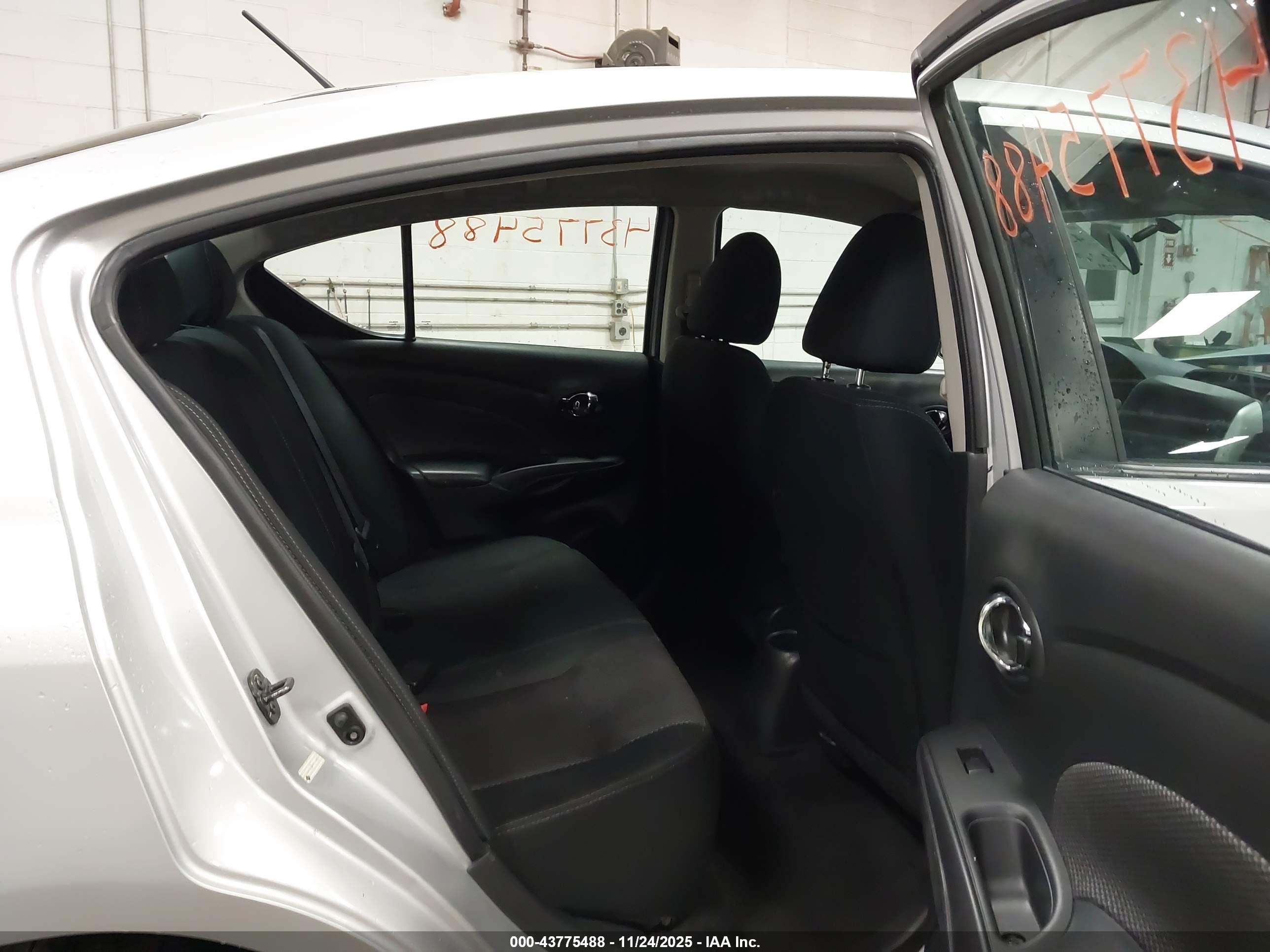 NISSAN VERSA image 8
