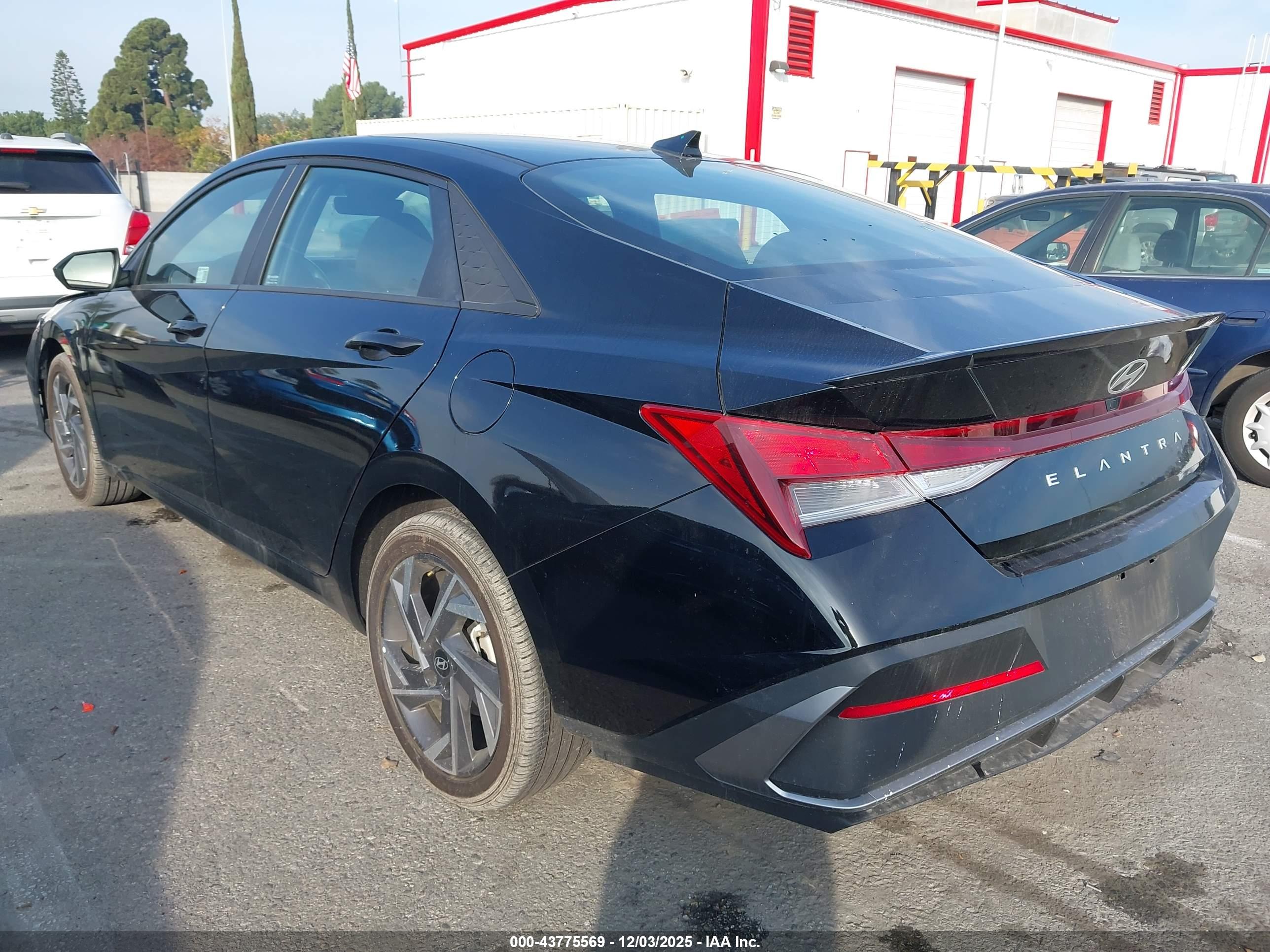 HYUNDAI ELANTRA image 3