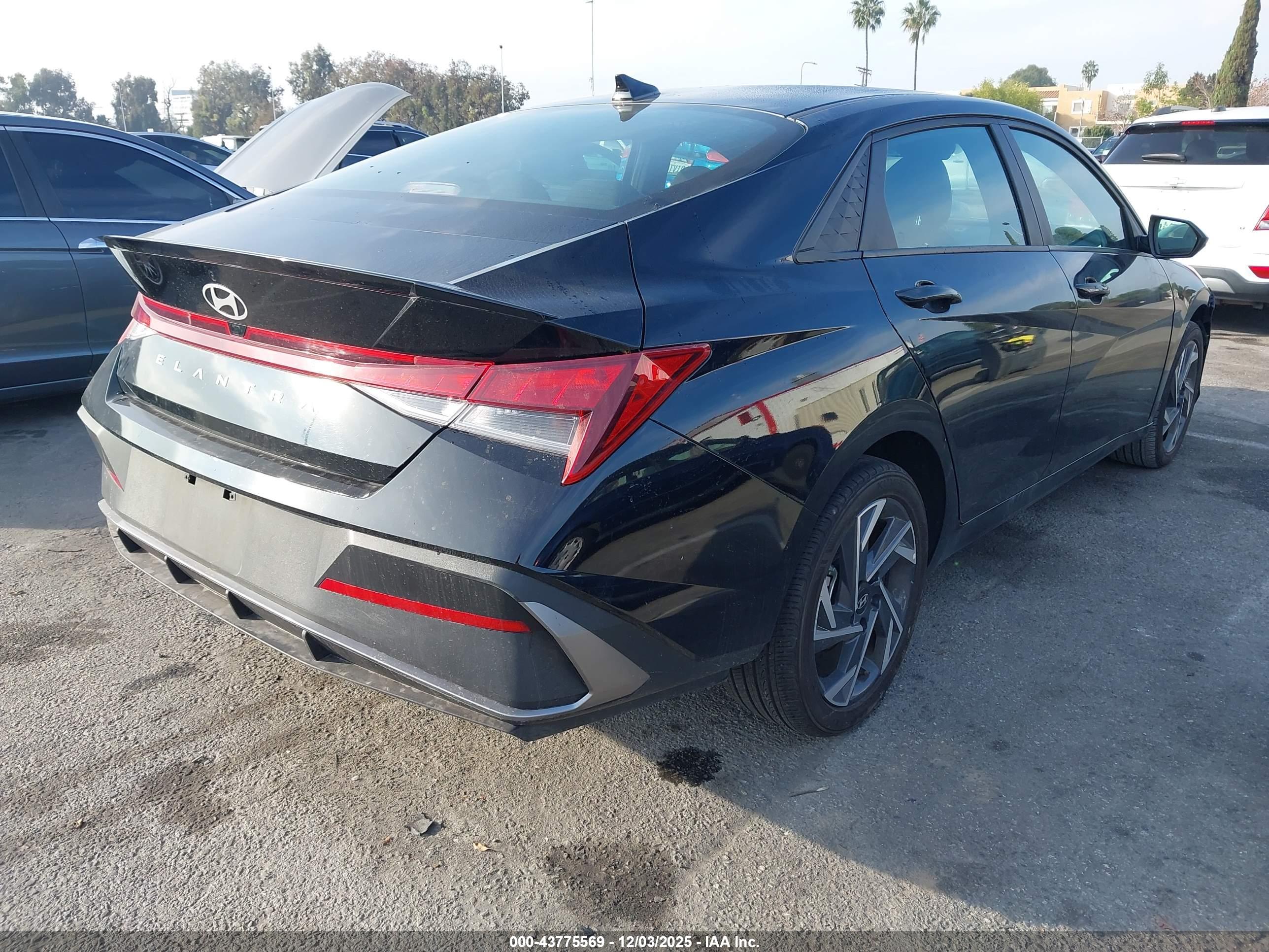 HYUNDAI ELANTRA image 4