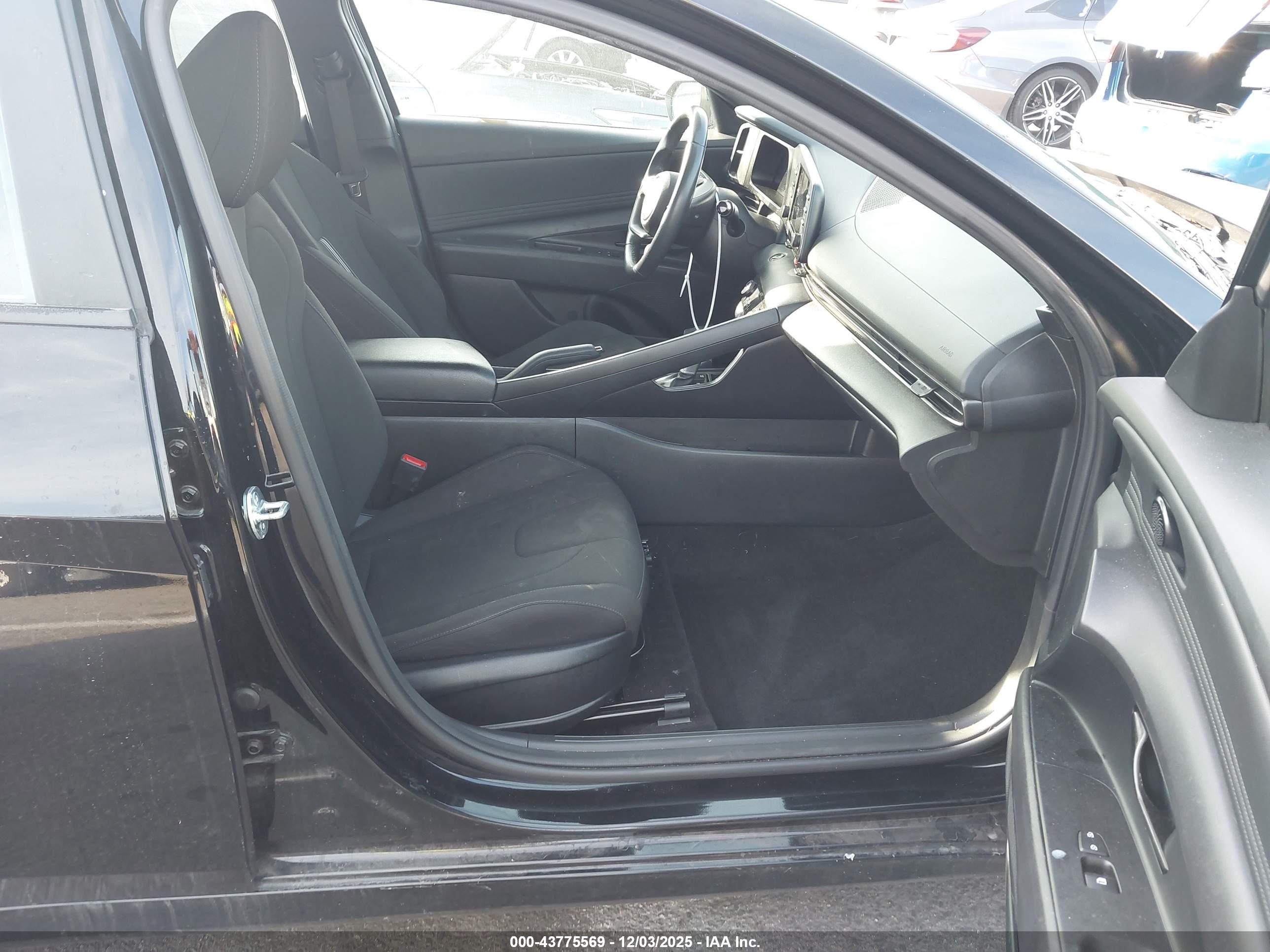 HYUNDAI ELANTRA image 5